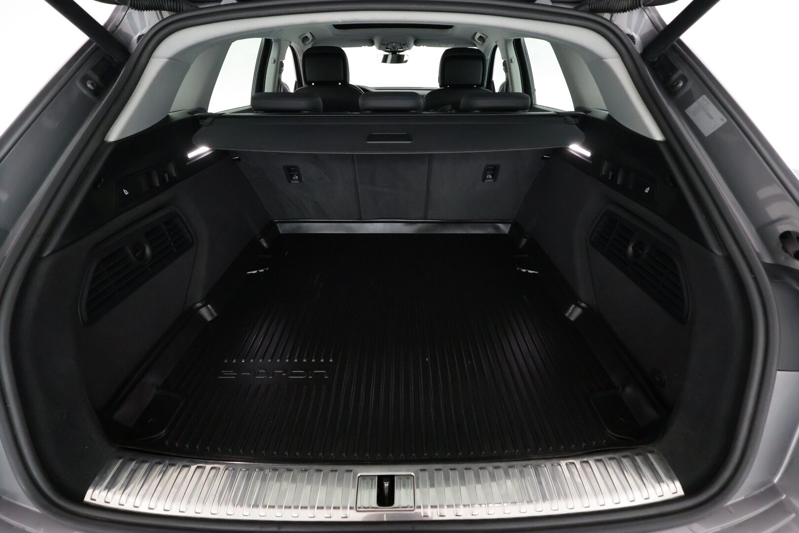 AUDI E-TRON 2020 55 Quattro - | ACC | Lisälämmitin | HUD | Muistipenkki | Matrix-LED | Panorama | Apple&Android | merkkihuollettu |