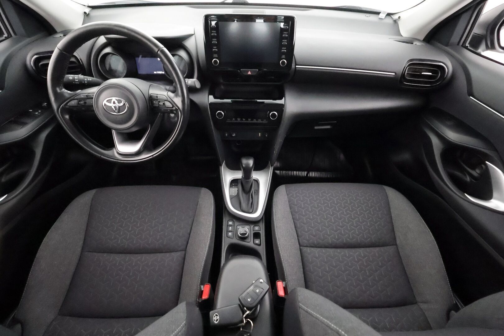 TOYOTA YARIS CROSS 2023 1,5 Hybrid AWD-i Active - | ACC | Lohkolämmitin | P.Kamera | Kaistavahti | Apple&Android | Ratinlämmitys | Kahdet renkaat |