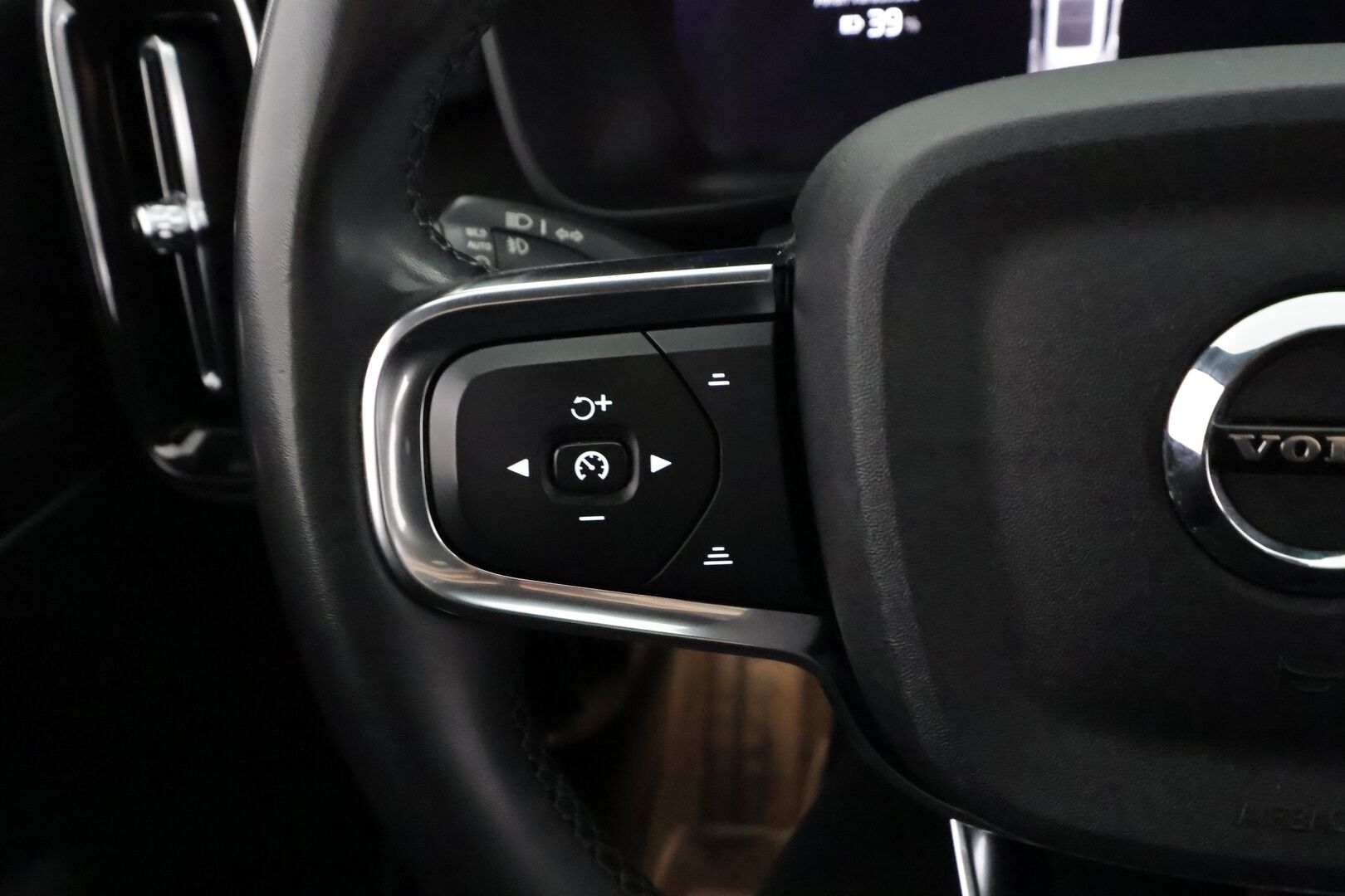 Volvo XC40 2023 Recharge Twin Ultimate - | ACC | ILP | Koukku | 360° | Panorama | Harman/Kardon | Muistipenkki | Sporttipenkit sähköllä | BLIS | Pilot Assist | Merkkihuollot | 2x renkaat aluin |