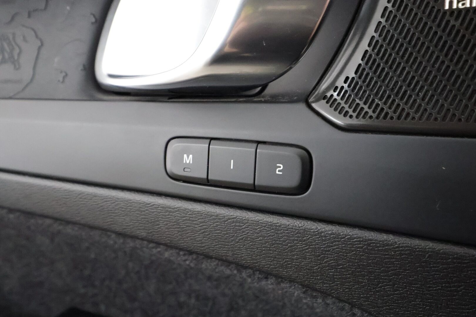 Volvo XC40 2023 Recharge Twin Ultimate - | ACC | ILP | Koukku | 360° | Panorama | Harman/Kardon | Muistipenkki | Sporttipenkit sähköllä | BLIS | Pilot Assist | Merkkihuollot | 2x renkaat aluin |