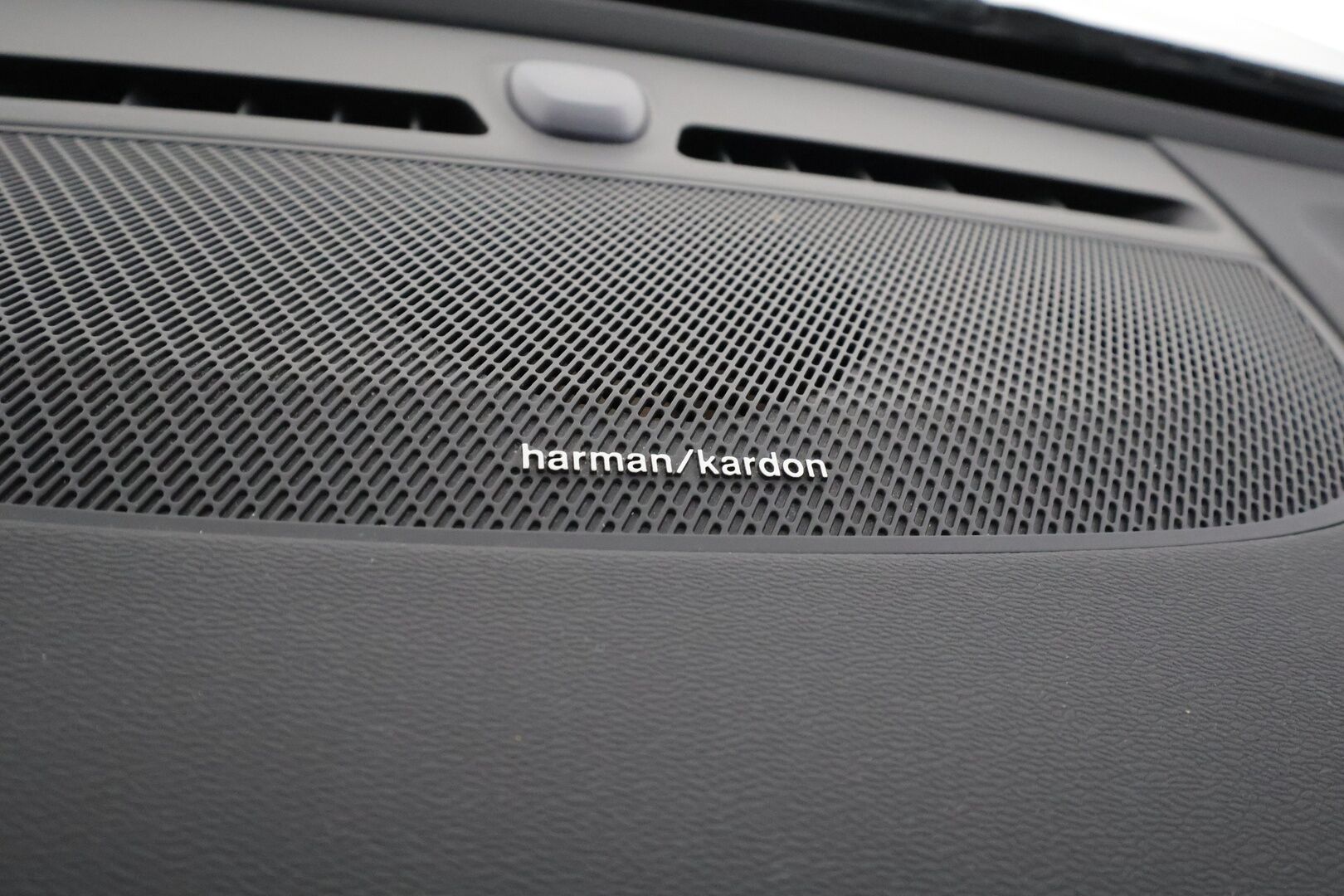 Volvo XC40 2023 Recharge Twin Ultimate - | ACC | ILP | Koukku | 360° | Panorama | Harman/Kardon | Muistipenkki | Sporttipenkit sähköllä | BLIS | Pilot Assist | Merkkihuollot | 2x renkaat aluin |