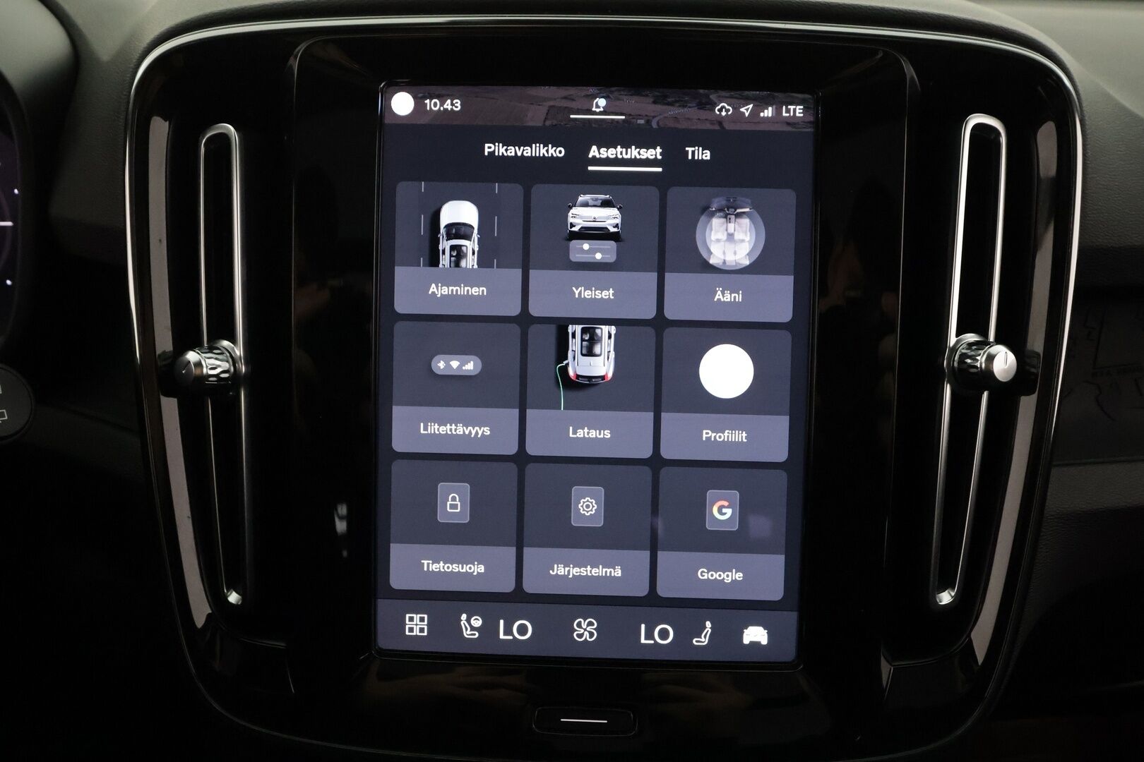 Volvo XC40 2023 Recharge Twin Ultimate - | ACC | ILP | Koukku | 360° | Panorama | Harman/Kardon | Muistipenkki | Sporttipenkit sähköllä | BLIS | Pilot Assist | Merkkihuollot | 2x renkaat aluin |