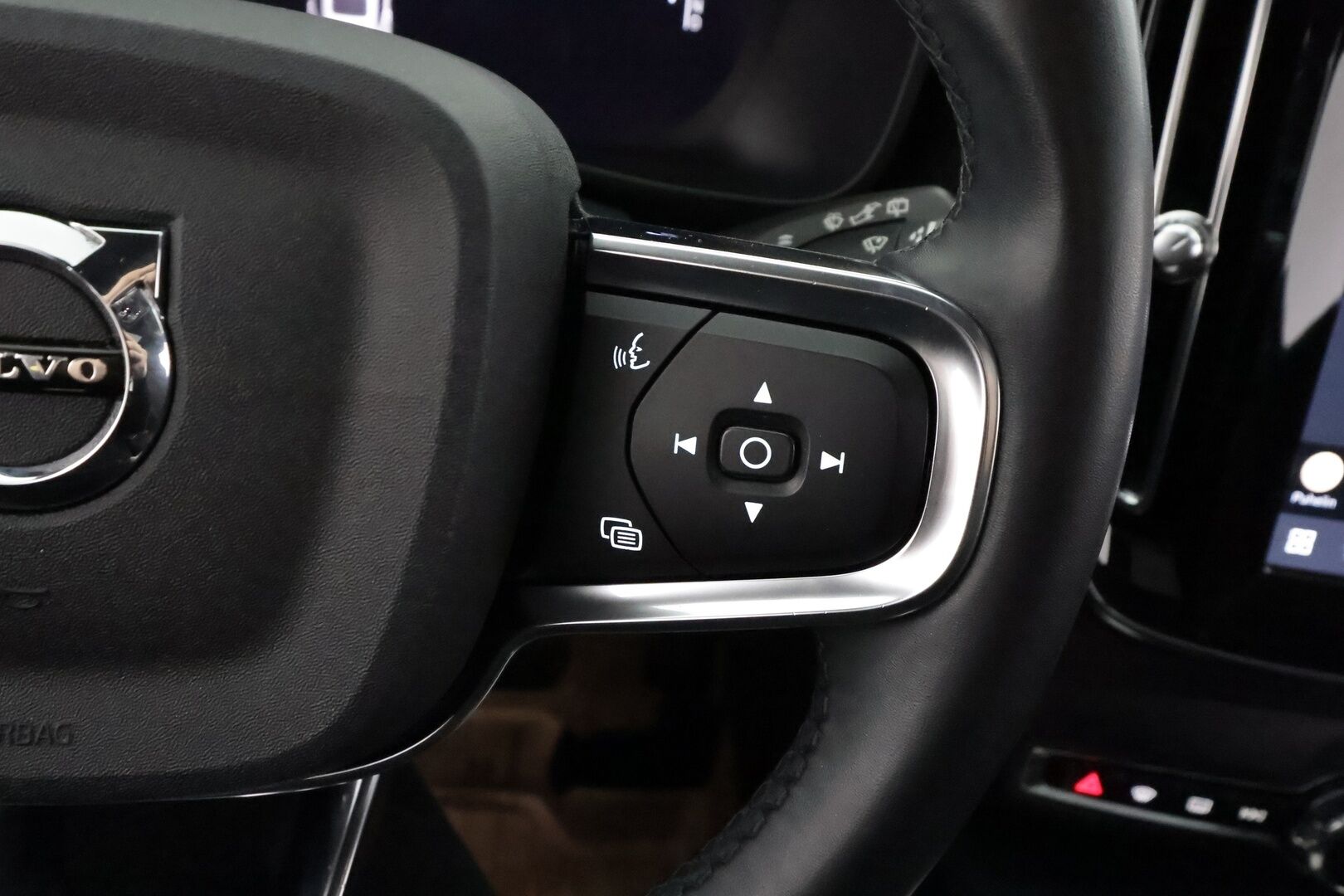 Volvo XC40 2023 Recharge Twin Ultimate - | ACC | ILP | Koukku | 360° | Panorama | Harman/Kardon | Muistipenkki | Sporttipenkit sähköllä | BLIS | Pilot Assist | Merkkihuollot | 2x renkaat aluin |