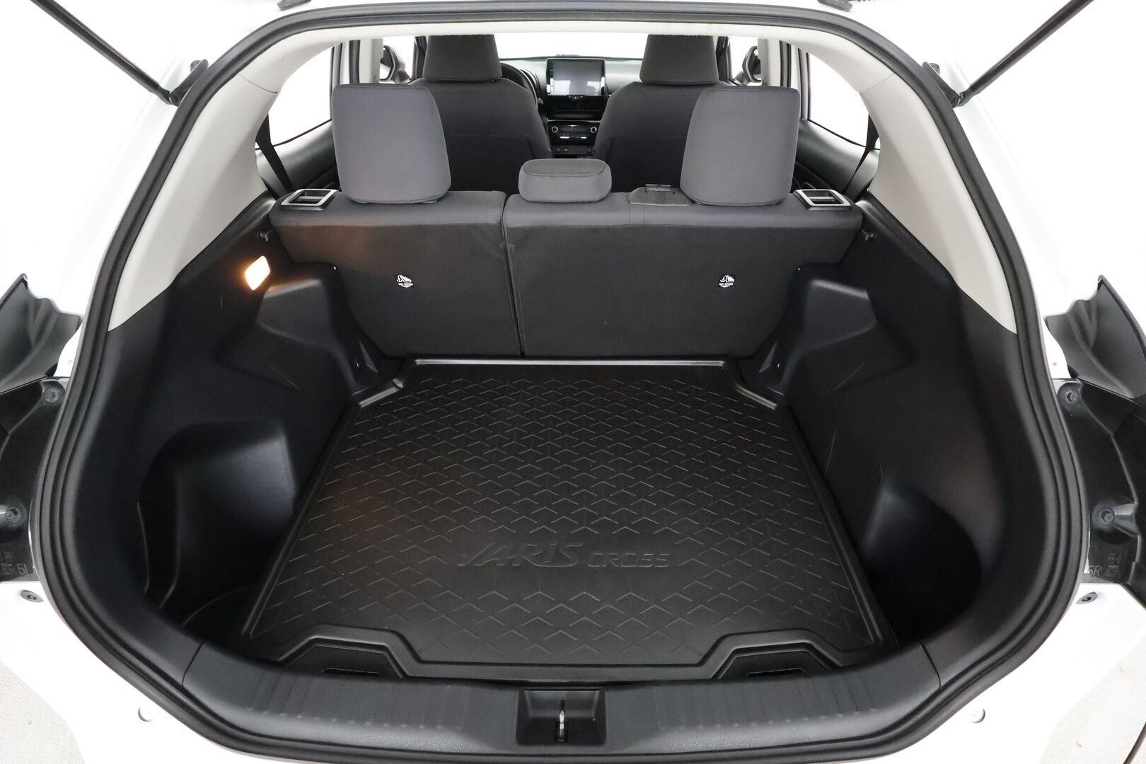 TOYOTA YARIS CROSS 2024 1,5 Hybrid AWD-i Active - | ACC | Facelift | P.kamera ja tutkat | Kaistavahti | PDA | BSM | Lämm. ratti | Apple & Android | Lohko+sisälämmitin | 2x renkaat vanteineen | 