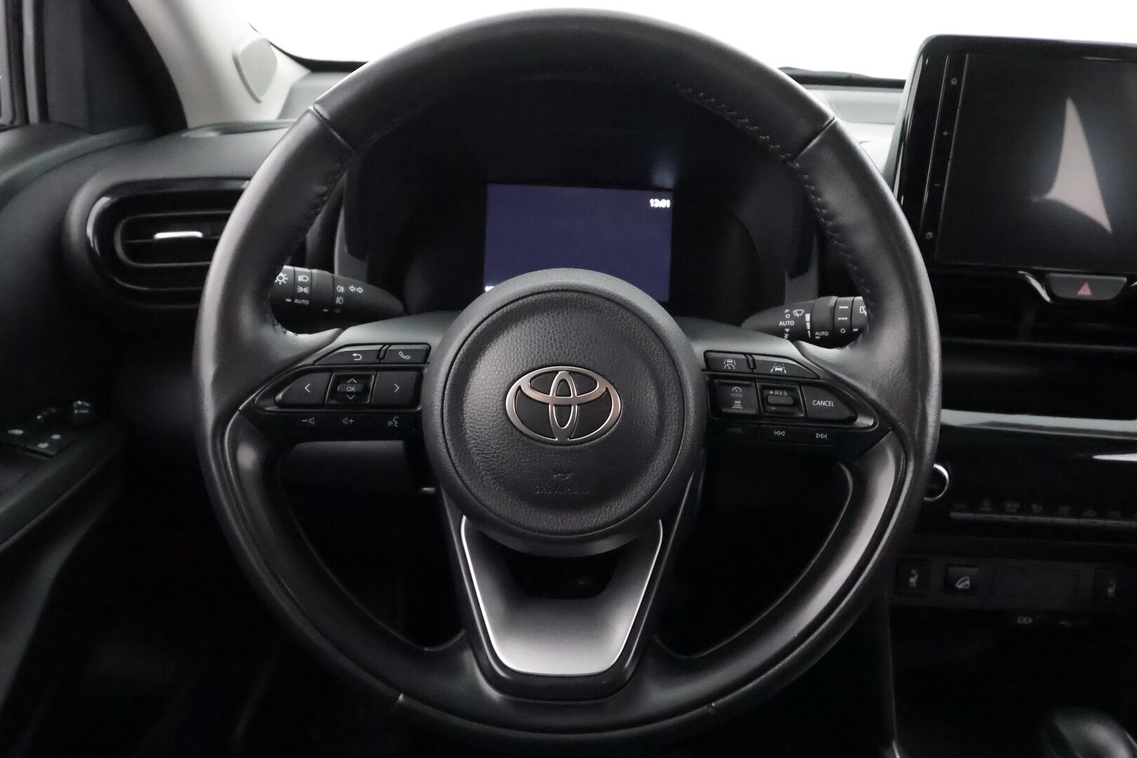 TOYOTA YARIS CROSS 2024 1,5 Hybrid AWD-i Active - | ACC | Facelift | P.kamera ja tutkat | Kaistavahti | PDA | BSM | Lämm. ratti | Apple & Android | Lohko+sisälämmitin | 2x renkaat vanteineen | 