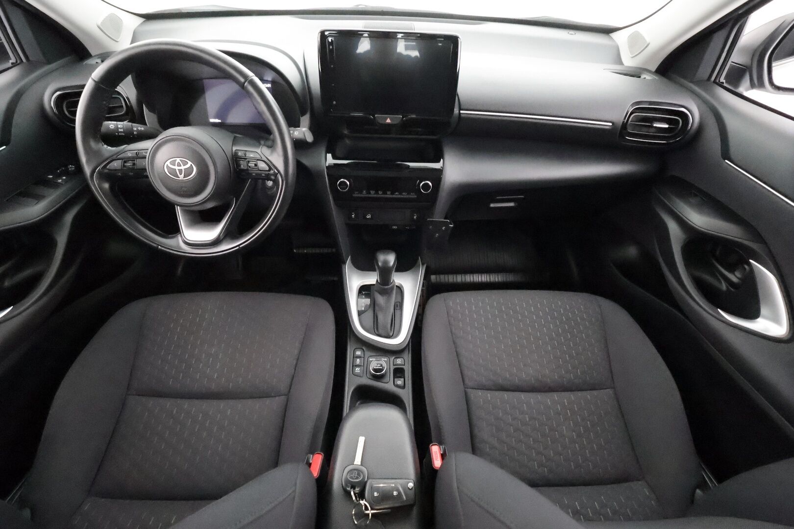 TOYOTA YARIS CROSS 2024 1,5 Hybrid AWD-i Active - | ACC | Facelift | P.kamera ja tutkat | Kaistavahti | PDA | BSM | Lämm. ratti | Apple & Android | Lohko+sisälämmitin | 2x renkaat vanteineen | 