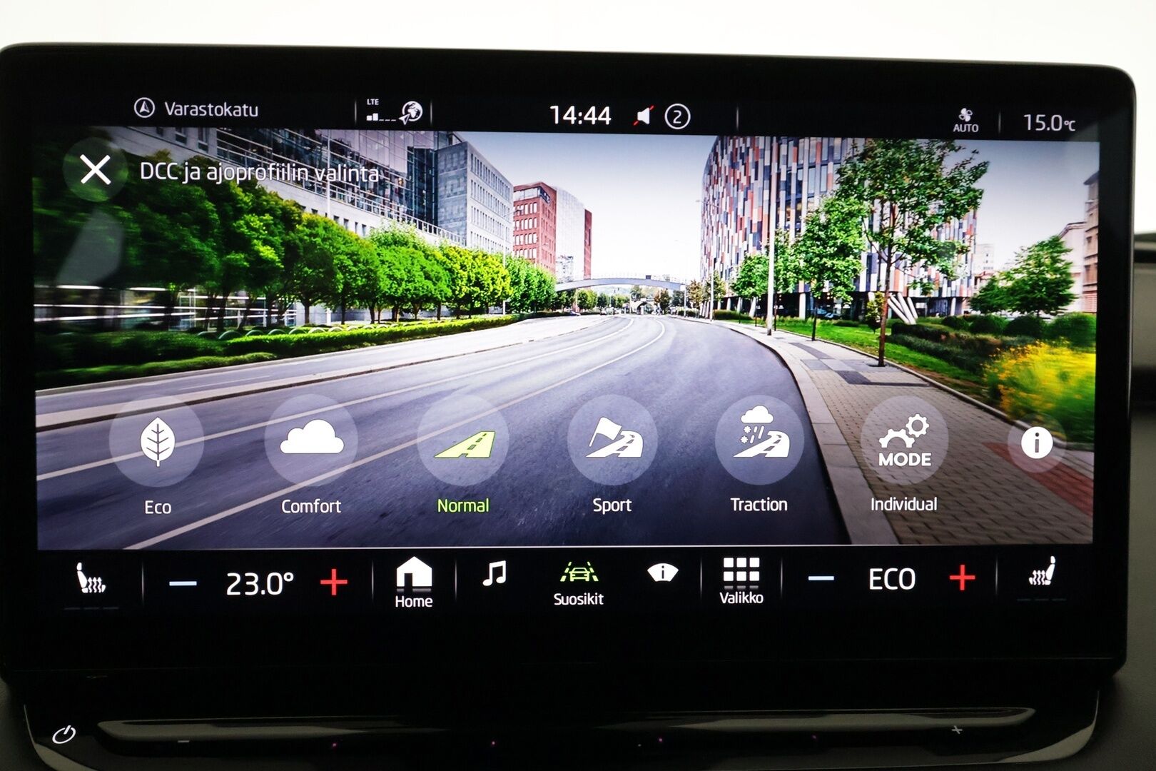 SKODA ENYAQ 2023 RS 4x4 220kW - | ACC | ILP | Koukku | Canton | Lasikatto | DCC | HUD | Muistinahat hieronnalla | Matrix | P.kamera | Travel Assist | Side Assist | 2x alut |