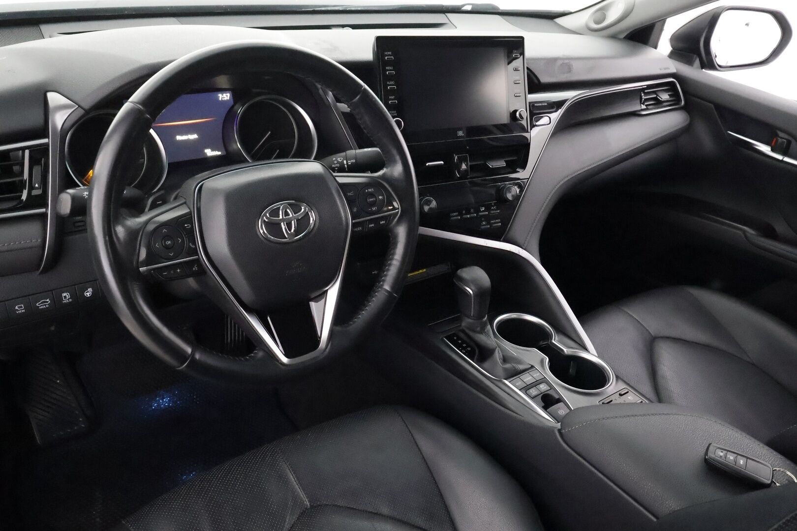 TOYOTA CAMRY 2021 2,5 Hybrid Executive - | ACC | HUD | 360° | JBL | Ilmastoidut sähkönahat | Sähk. selkänojat takana | Keyless | LED | Navi | Apple & Android | Lämm. ratti | LTA | BSM | 