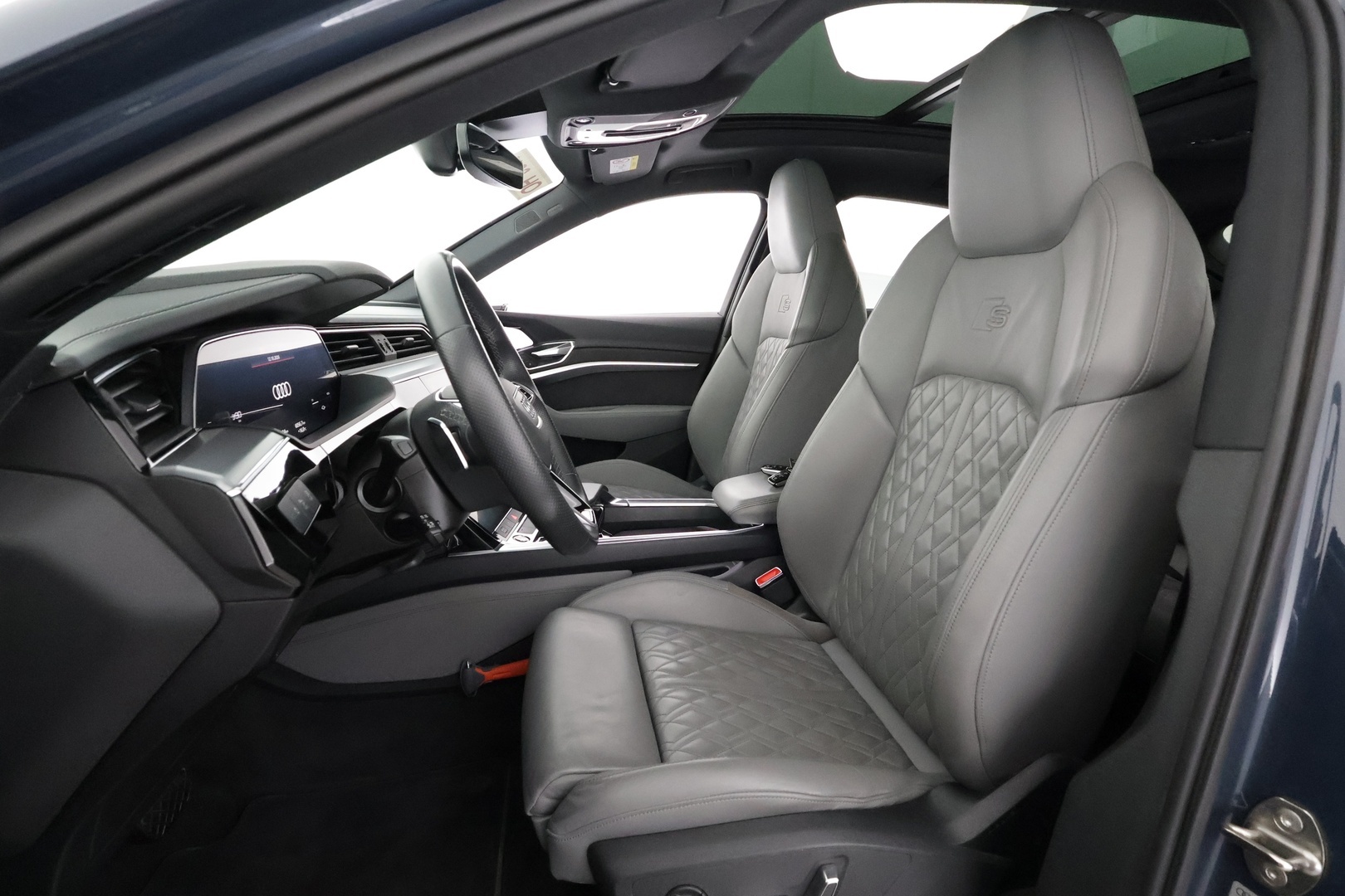 Audi e-tron 2022 Sportback Edition S line 55 quattro - | ACC | HUD | B&O | Panorama | Tikkinahat | Muistipenkki | Matrix | Night Vision | Kamerapeilit | P.kamera | Kaistaohjaus | Ambient light | 