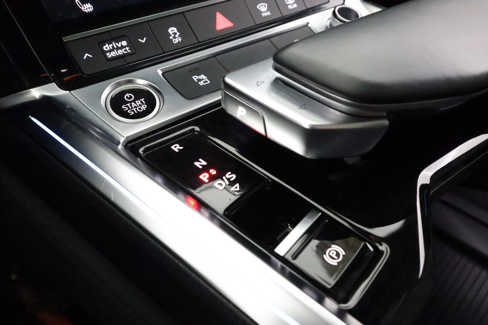 Audi e-tron 2022 Sportback Edition S line 55 quattro - | ACC | HUD | B&O | Panorama | Tikkinahat | Muistipenkki | Matrix | Night Vision | Kamerapeilit | P.kamera | Kaistaohjaus | Ambient light | 