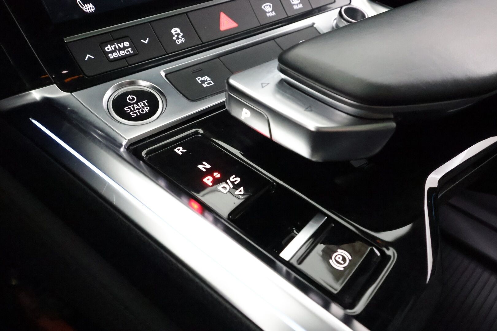 Audi e-tron 2022 Sportback Edition S line 55 quattro - | ACC | HUD | B&O | Panorama | Tikkinahat | Muistipenkki | Matrix | Night Vision | Kamerapeilit | P.kamera | Kaistaohjaus | Ambient light | 