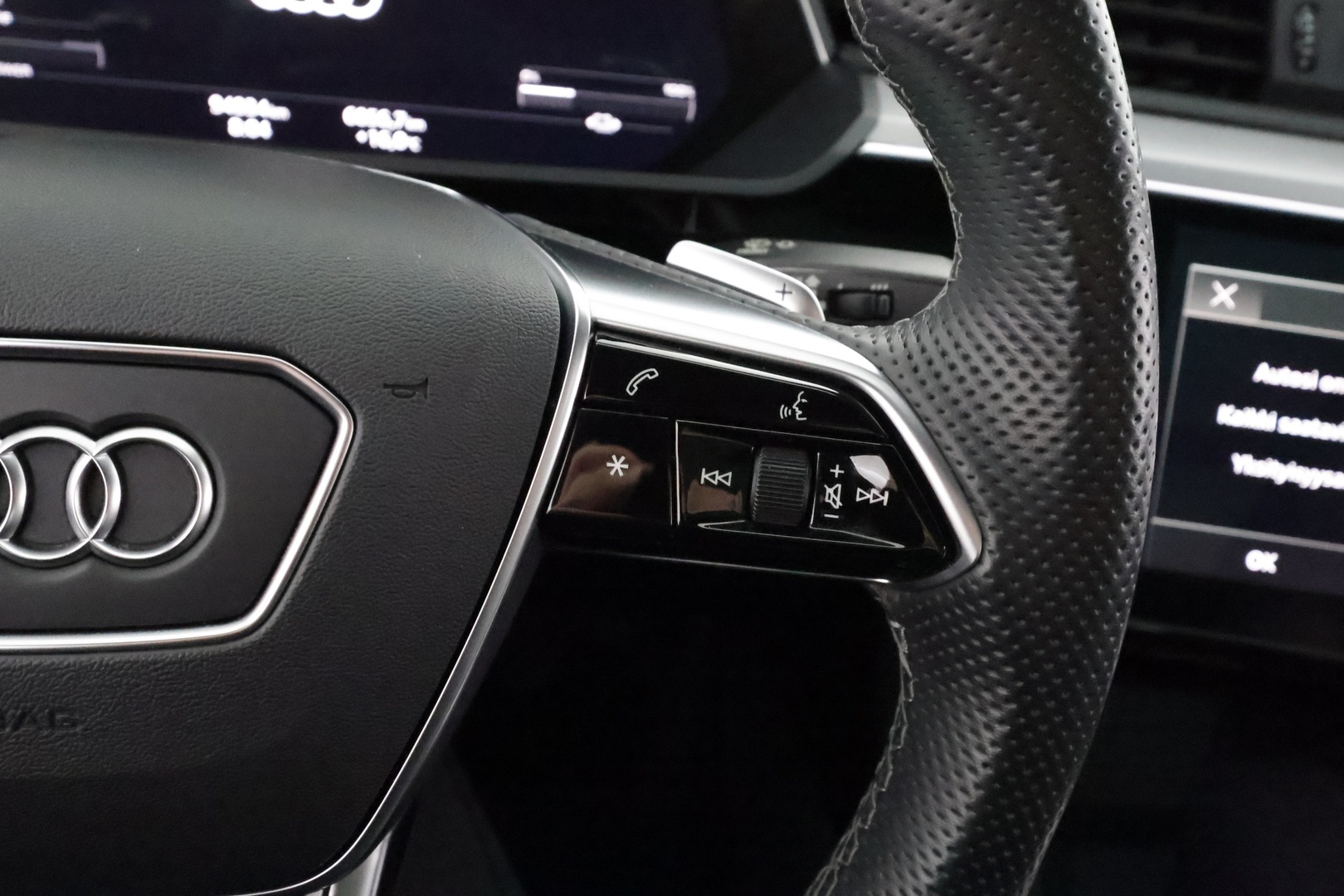 Audi e-tron 2022 Sportback Edition S line 55 quattro - | ACC | HUD | B&O | Panorama | Tikkinahat | Muistipenkki | Matrix | Night Vision | Kamerapeilit | P.kamera | Kaistaohjaus | Ambient light | 