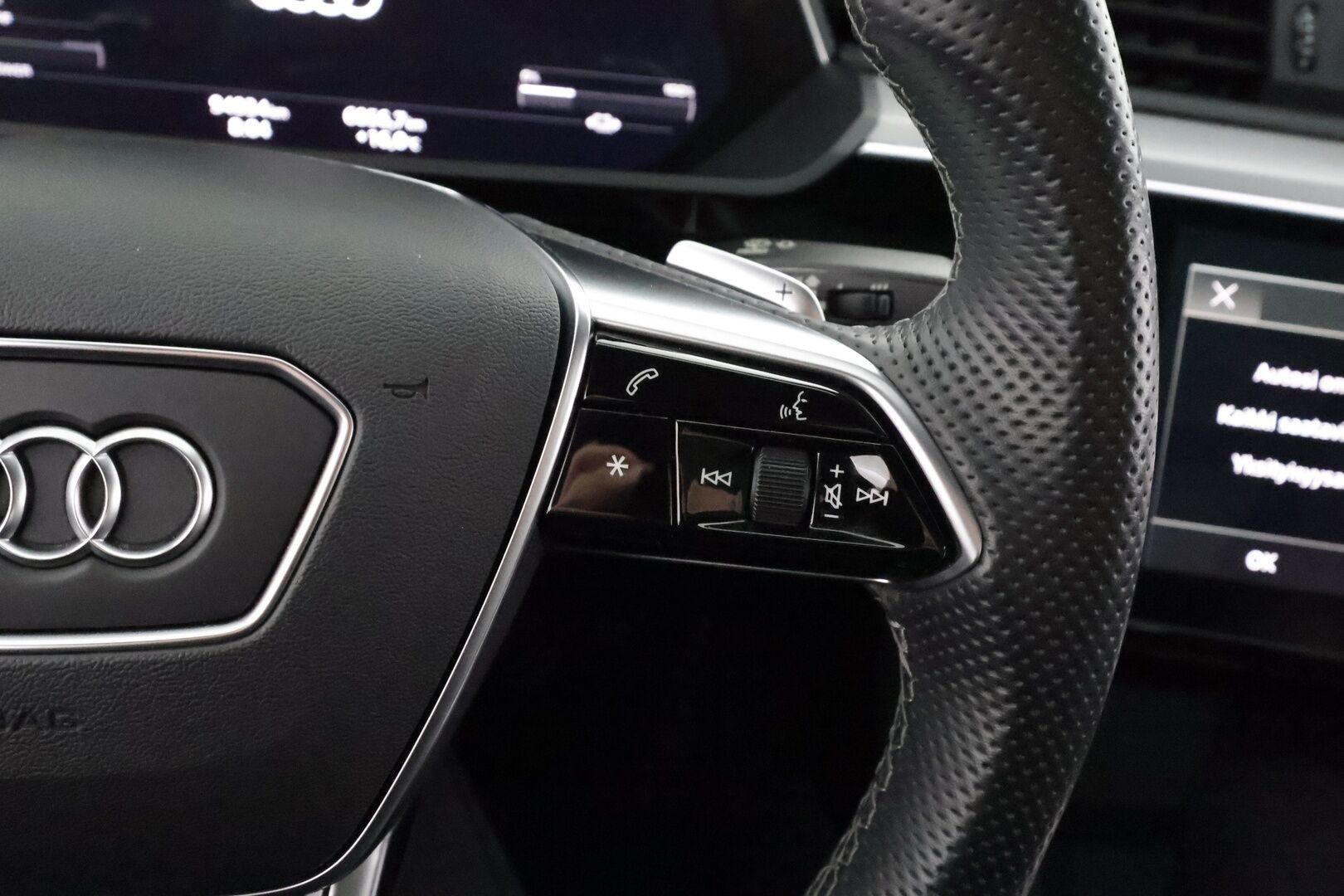 Audi e-tron 2022 Sportback Edition S line 55 quattro - | ACC | HUD | B&O | Panorama | Tikkinahat | Muistipenkki | Matrix | Night Vision | Kamerapeilit | P.kamera | Kaistaohjaus | Ambient light | 
