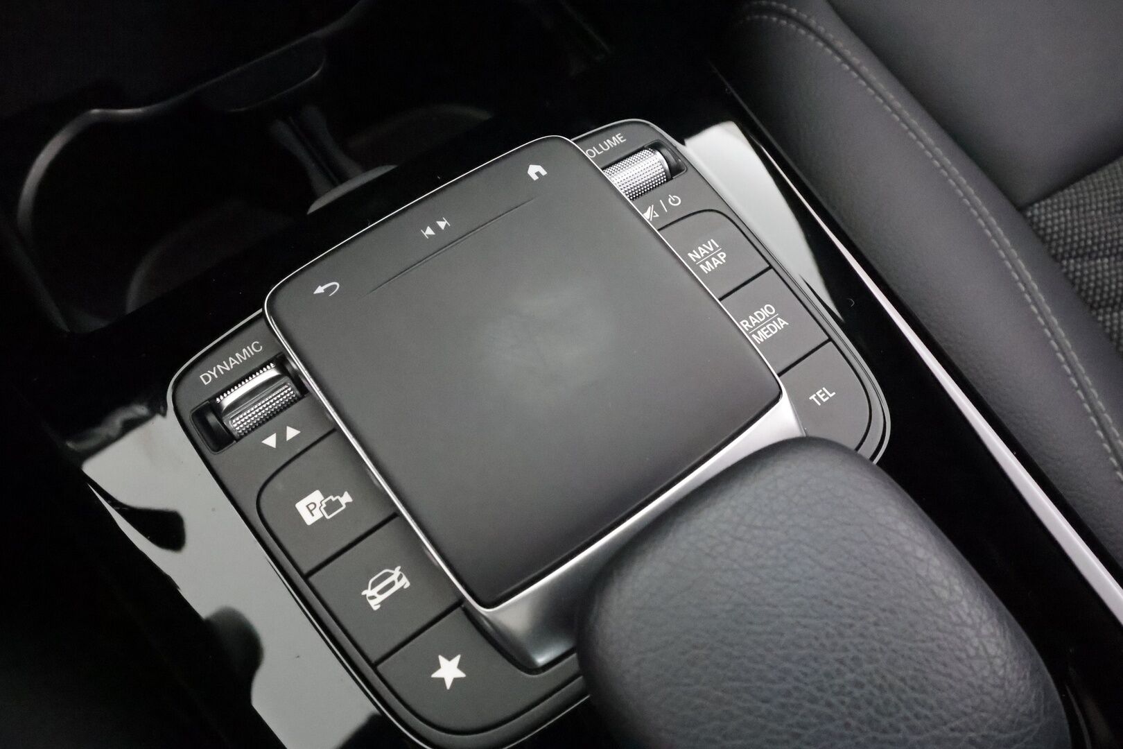 Mercedes-Benz A 2023 180 A Business - | Distronic+ | Kattoluukku | Widescreen | P.kamera | Puolinahat | BSM | Lane Assist | LED | Navi | Apple & Android | Merkkihuollettu | 