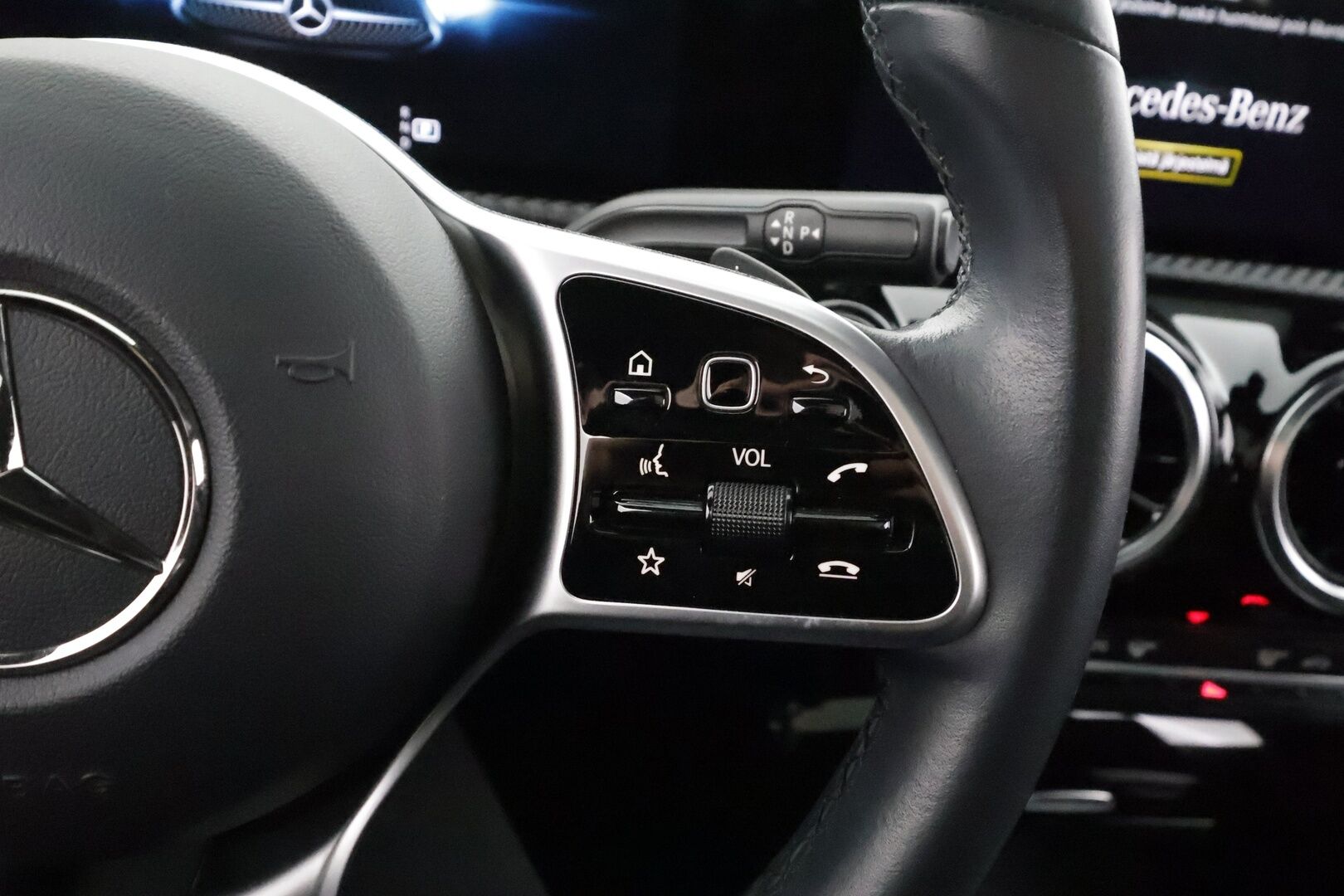 Mercedes-Benz A 2023 180 A Business - | Distronic+ | Kattoluukku | Widescreen | P.kamera | Puolinahat | BSM | Lane Assist | LED | Navi | Apple & Android | Merkkihuollettu | 