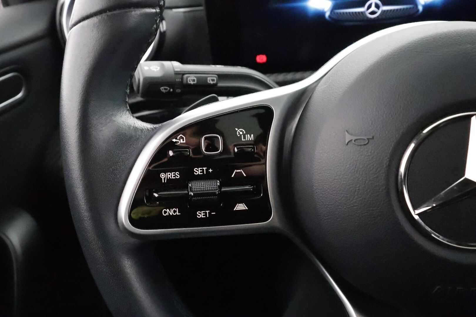 Mercedes-Benz A 2023 180 A Business - | Distronic+ | Kattoluukku | Widescreen | P.kamera | Puolinahat | BSM | Lane Assist | LED | Navi | Apple & Android | Merkkihuollettu | 