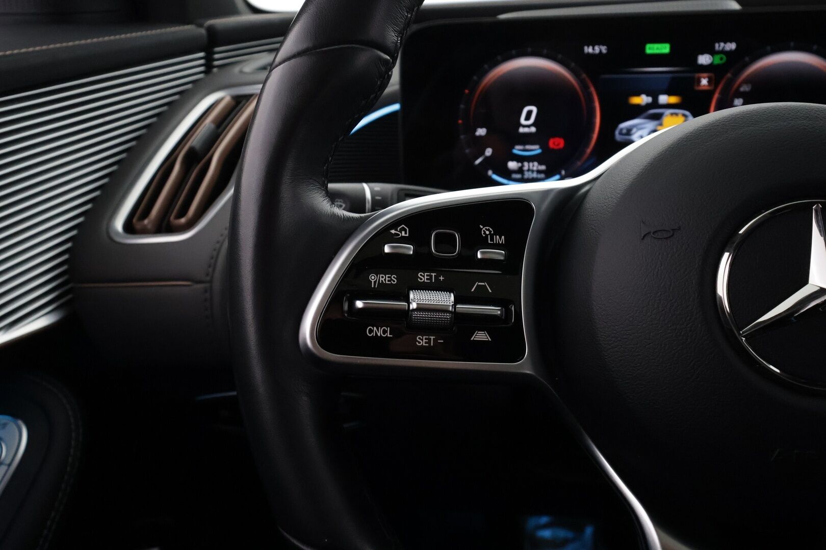 MERCEDES-BENZ EQC 2023 400 4Matic Avantgarde - / HUD / Koukku / Distronic + / Muistipenkki / Panorama / 360 Kamera / Sähkökontti || TULOSSA |