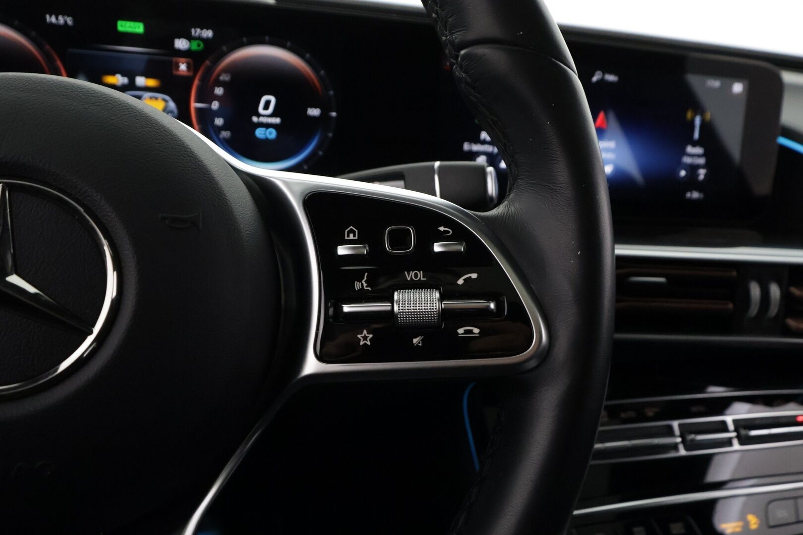 MERCEDES-BENZ EQC 2023 400 4Matic Avantgarde - / HUD / Koukku / Distronic + / Muistipenkki / Panorama / 360 Kamera / Sähkökontti || TULOSSA |