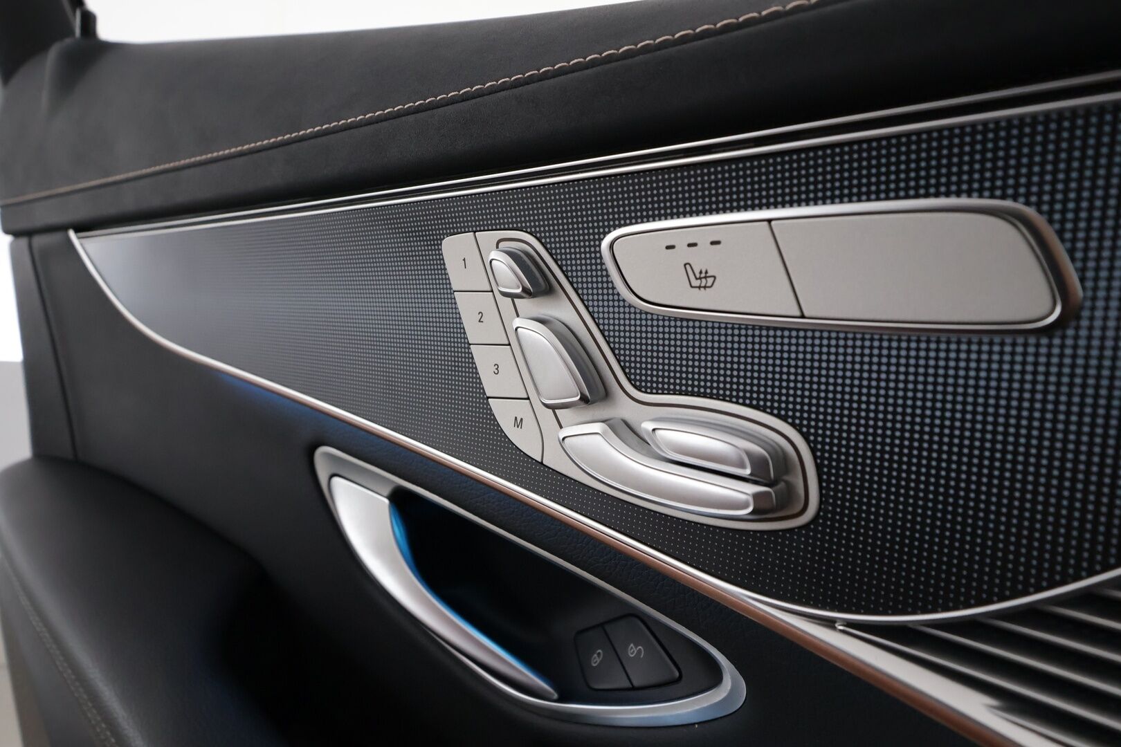 MERCEDES-BENZ EQC 2023 400 4Matic Avantgarde - / HUD / Koukku / Distronic + / Muistipenkki / Panorama / 360 Kamera / Sähkökontti || TULOSSA |