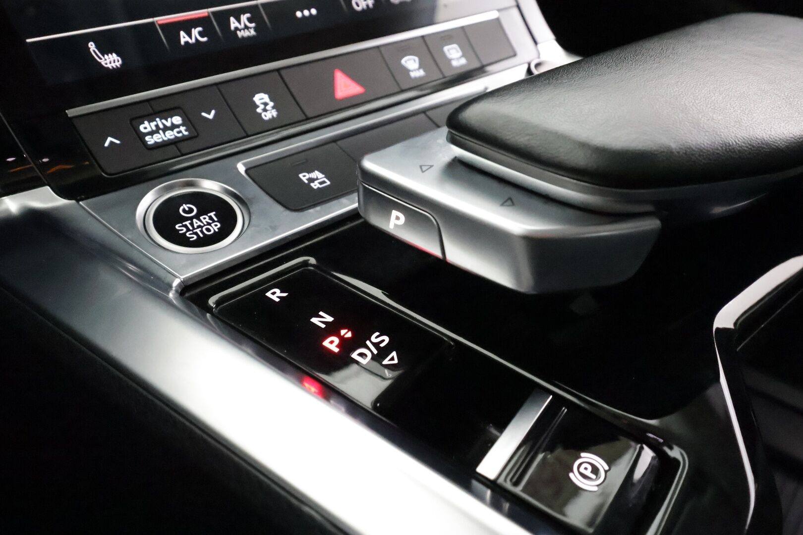 AUDI Q8 2024 55 Quattro 408hv 114kWh Proline - | ACC | ILP | Koukku | Ilma-alusta | LED | Muistipenkki | P.Kamera | Puolinahat Sporttipenkit | Apple&Android | Merkkihuollettu | Kahdet Renkaat |