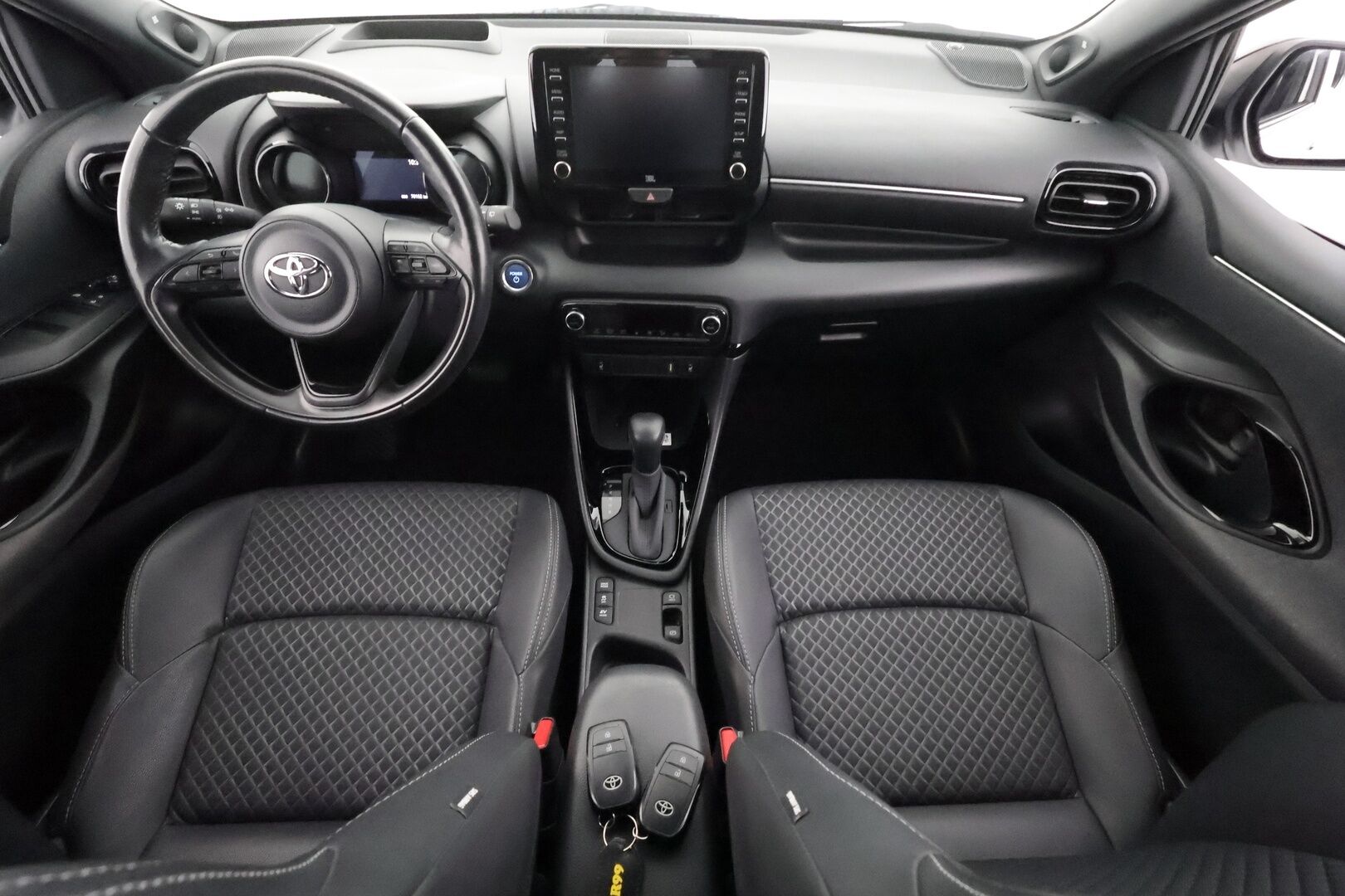 TOYOTA YARIS 2021 1,5 Hybrid Premium - | ACC | HUD | LED | P.Kamera | Puolinahat | Ratinlämmitys | JBL | Apple&Android |