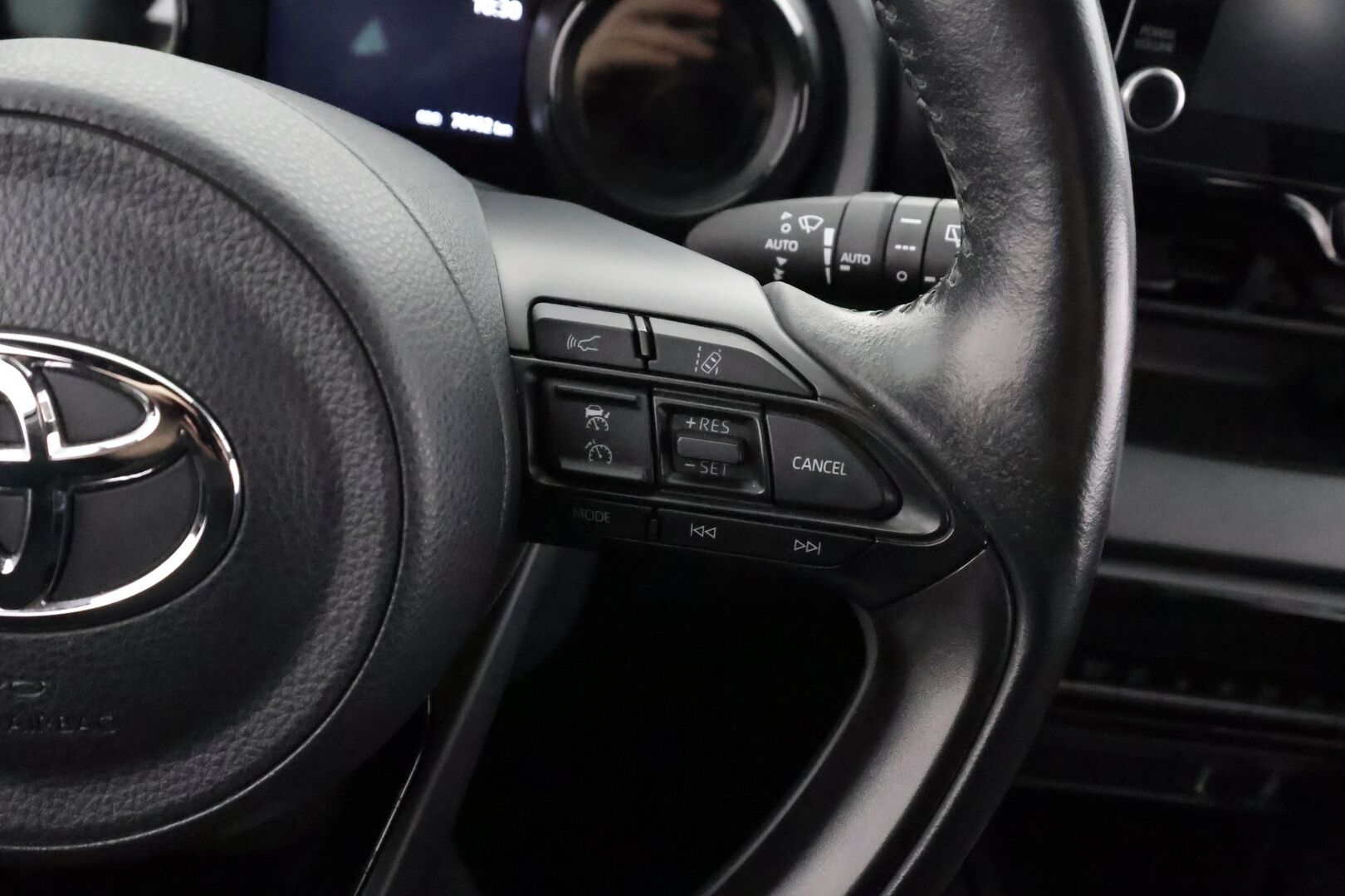 TOYOTA YARIS 2021 1,5 Hybrid Premium - | ACC | HUD | LED | P.Kamera | Puolinahat | Ratinlämmitys | JBL | Apple&Android |