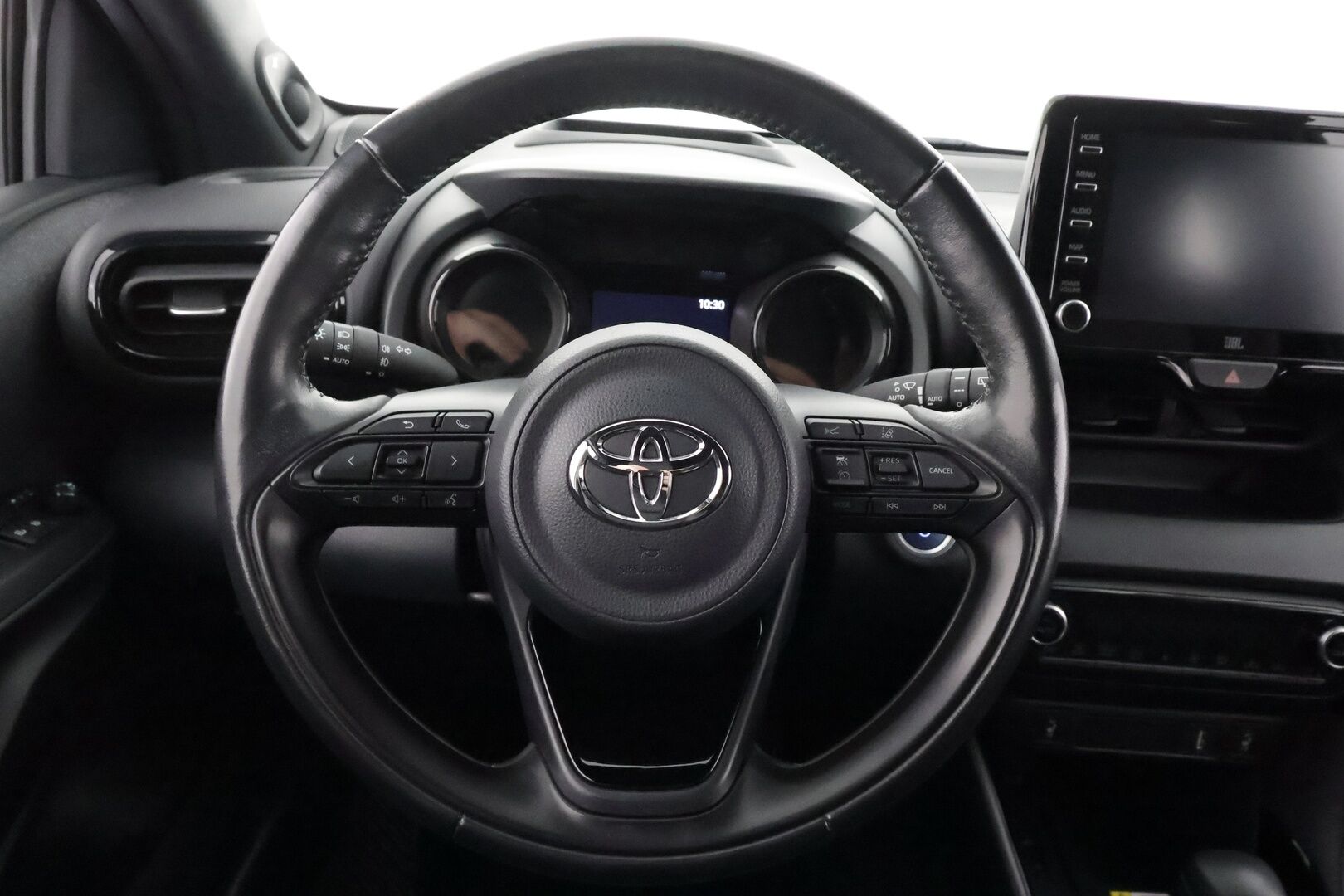 TOYOTA YARIS 2021 1,5 Hybrid Premium - | ACC | HUD | LED | P.Kamera | Puolinahat | Ratinlämmitys | JBL | Apple&Android |