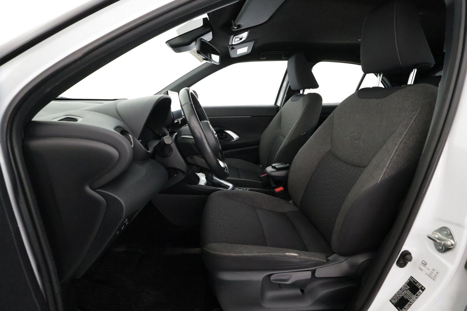 TOYOTA YARIS CROSS 2023 1.5 Hybrid Intense AWD - | ACC | LED -ajovalot | P.kamera ja tutkat | Navi | Keyless | LTA | RSA | PCS | Lämm. ratti | Lohko+sisälämmitin | 2x renkaat aluvantein | ALV | 