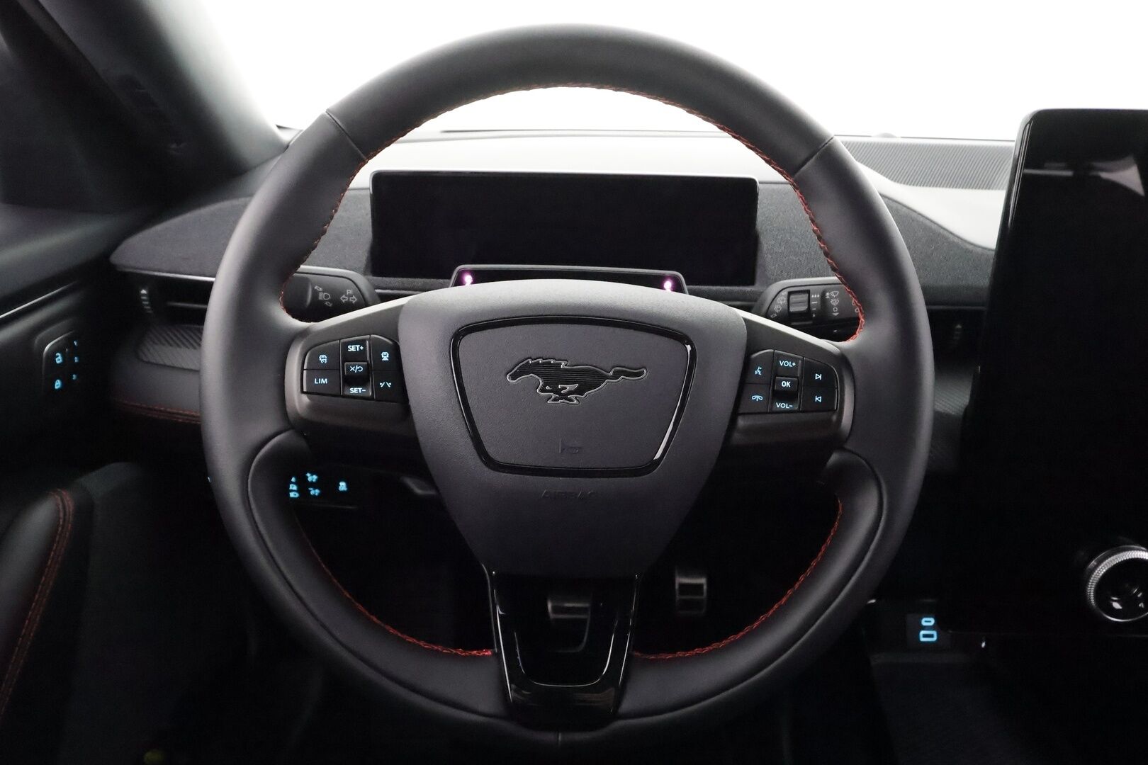 Ford Mustang Mach-E 2022 98kWh 351hv AWD Premium 5-ovinen - | ACC | Koukku | B&O | Lasikatto | 360° | Sähkönahat | Muistipenkki | Matrix-LED | Ambient light | BLIS | Lane Centering | Merkkihuollot | 