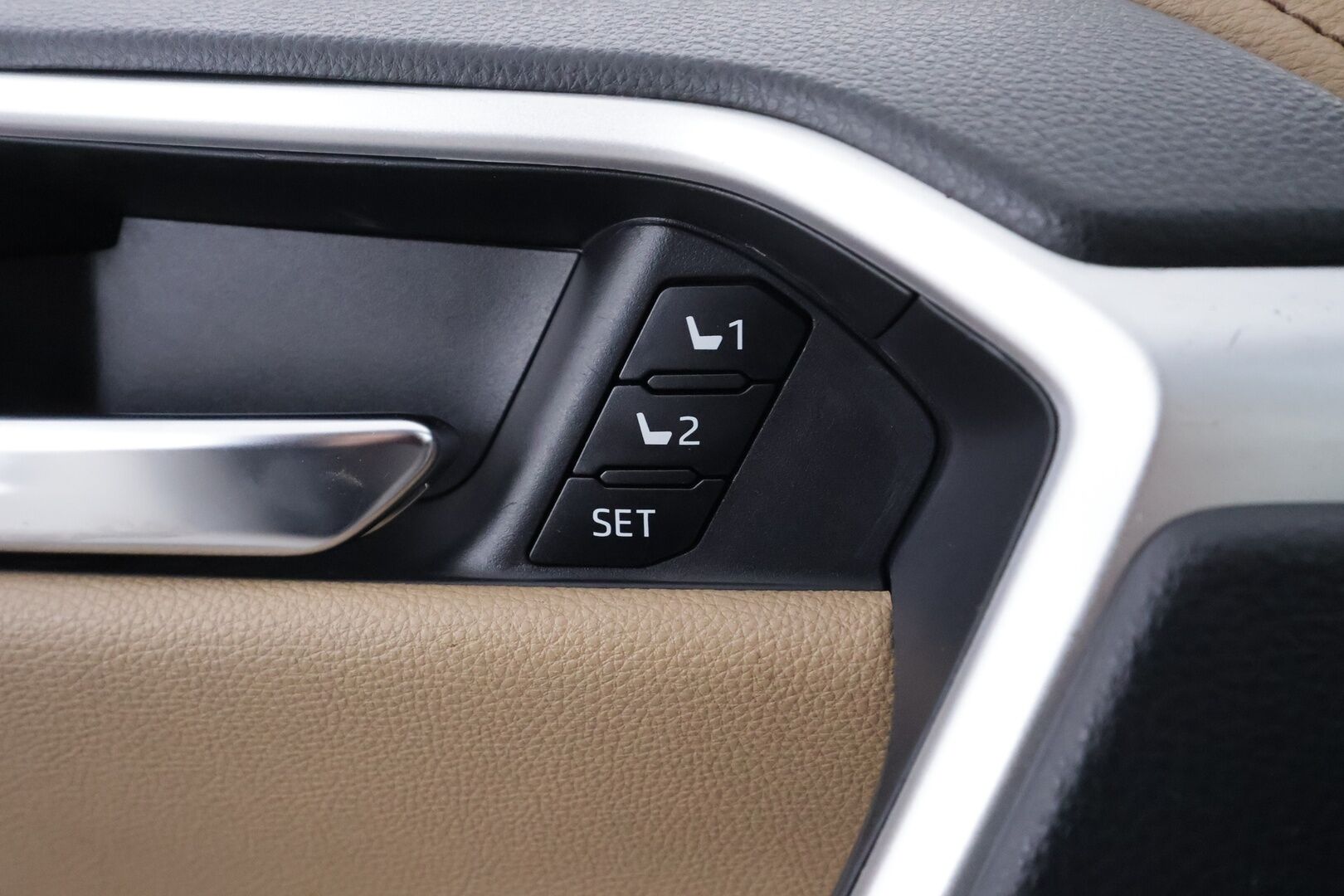 TOYOTA RAV4 2021 2,5 Hybrid AWD-i Premium - | ACC | Lohko | Koukku | Muistipenkki | P.Kamera | Nahat | LED | Ratinlämmitys | Apple&Android | Kahdet Renkaat | - KORKO VAIN 3,99 %