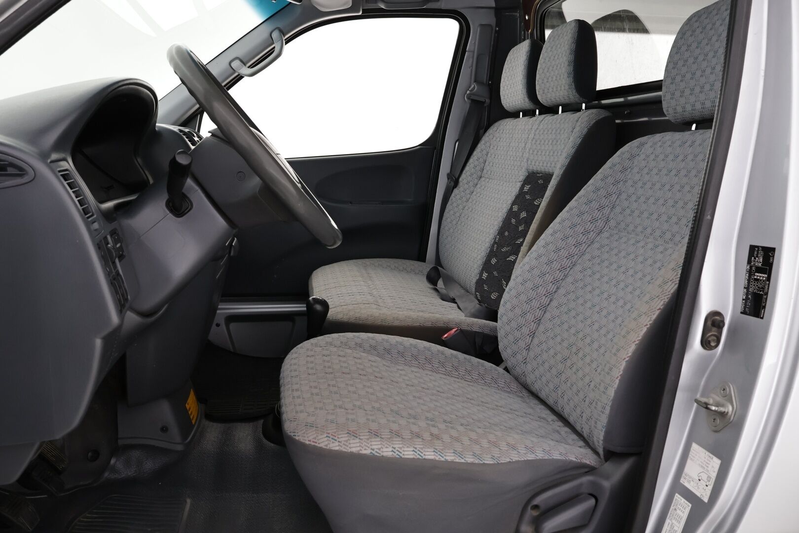Toyota Hiace 2006 2,5 TD D-4D 4WD - Suomiauto | Vetokoukku | Ilmastointi | Lohkolämmitin | Kahdet renkaat | Vähän ajettu!
