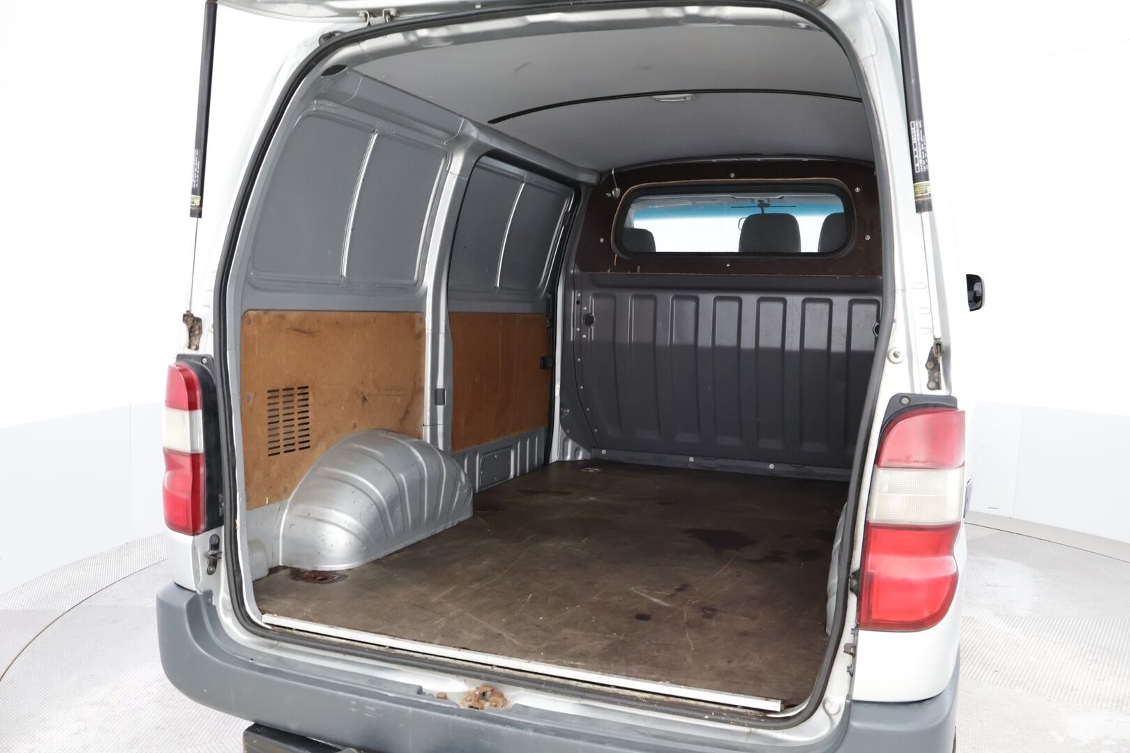 Toyota Hiace 2006 2,5 TD D-4D 4WD - Suomiauto | Vetokoukku | Ilmastointi | Lohkolämmitin | Kahdet renkaat | Vähän ajettu!