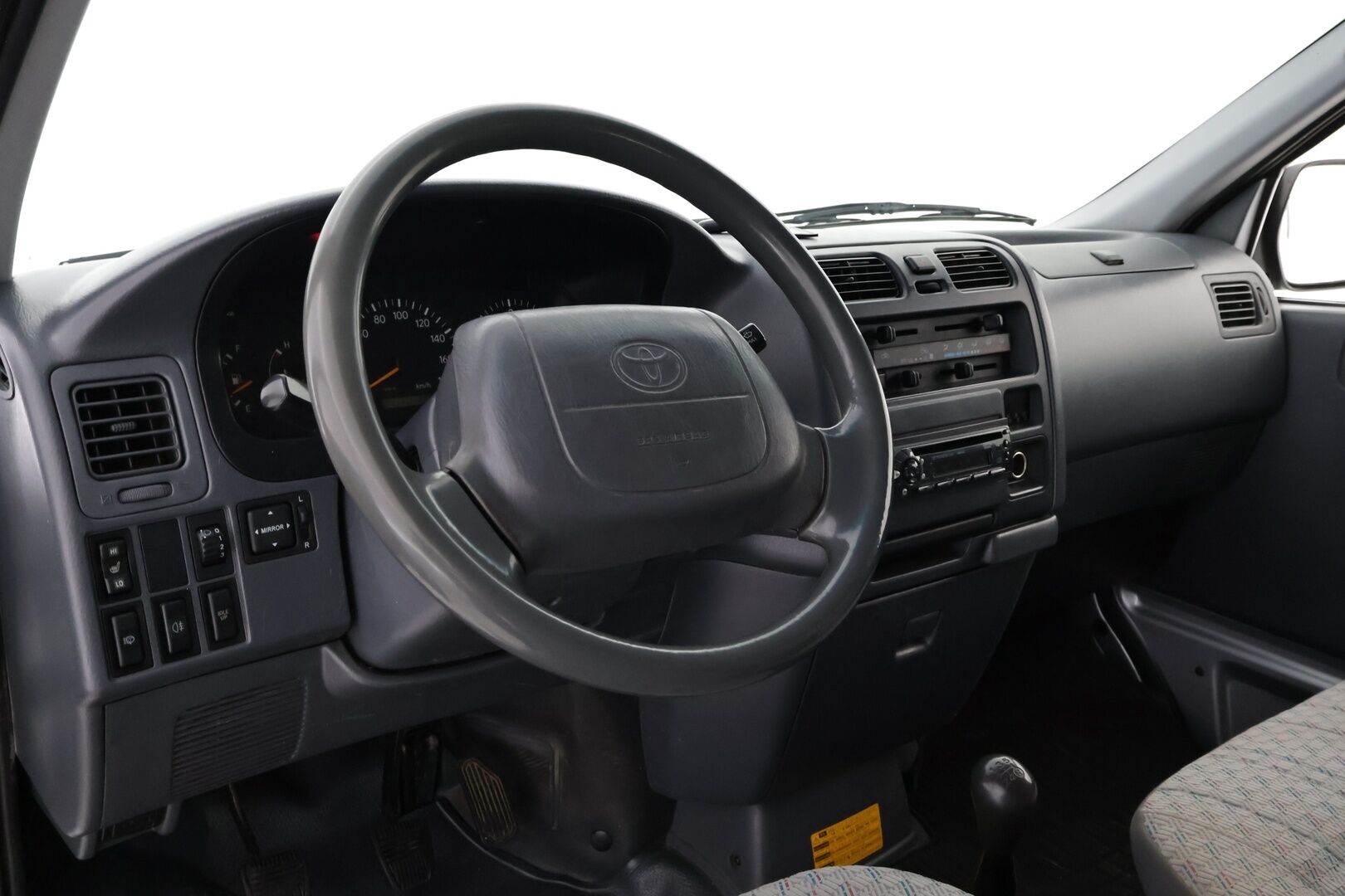 Toyota Hiace 2006 2,5 TD D-4D 4WD - Suomiauto | Vetokoukku | Ilmastointi | Lohkolämmitin | Kahdet renkaat | Vähän ajettu!