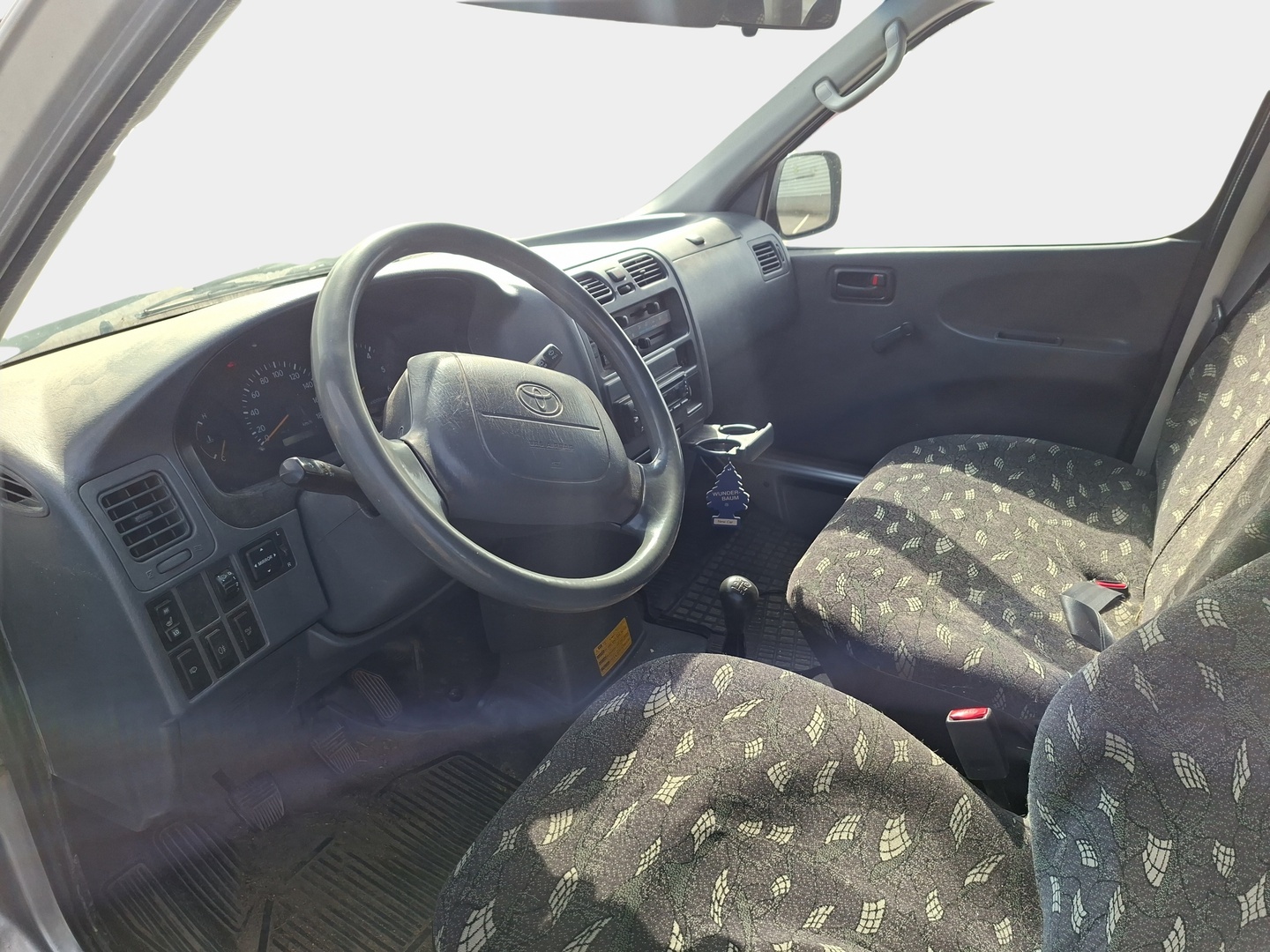 Toyota Hiace 2006 2,5 TD D-4D 4WD - Suomiauto | Vetokoukku | Ilmastointi | Lohkolämmitin | Kahdet renkaat | Vähän ajettu!