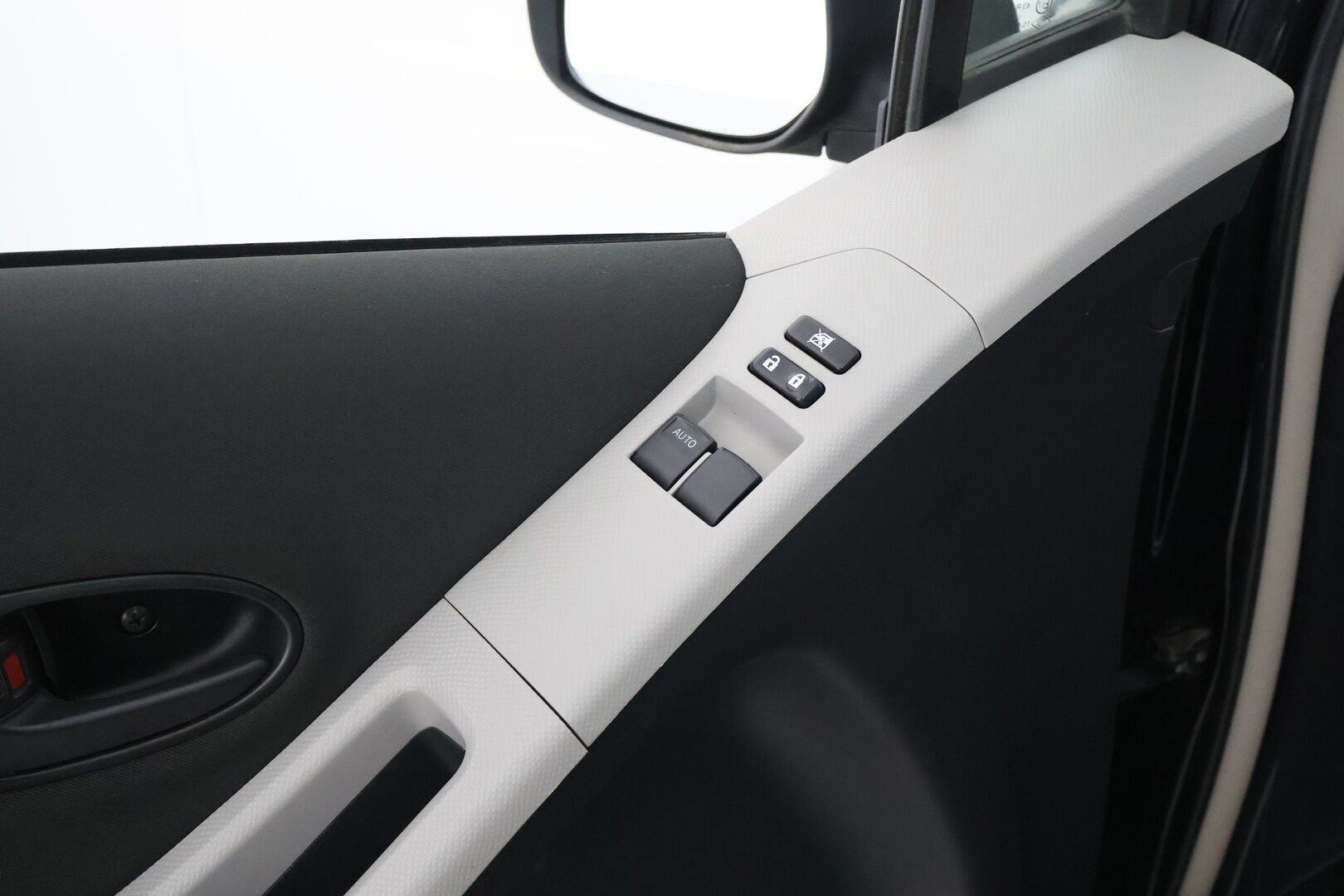 Toyota Yaris 2009 1,33 Dual VVT-i Stop & Start Linea Terra 5ov - YritysOutlet - Myydään vain yrityksille - – Tämä auto myydään YritysOutlet -valikoimasta vain yritykselle
