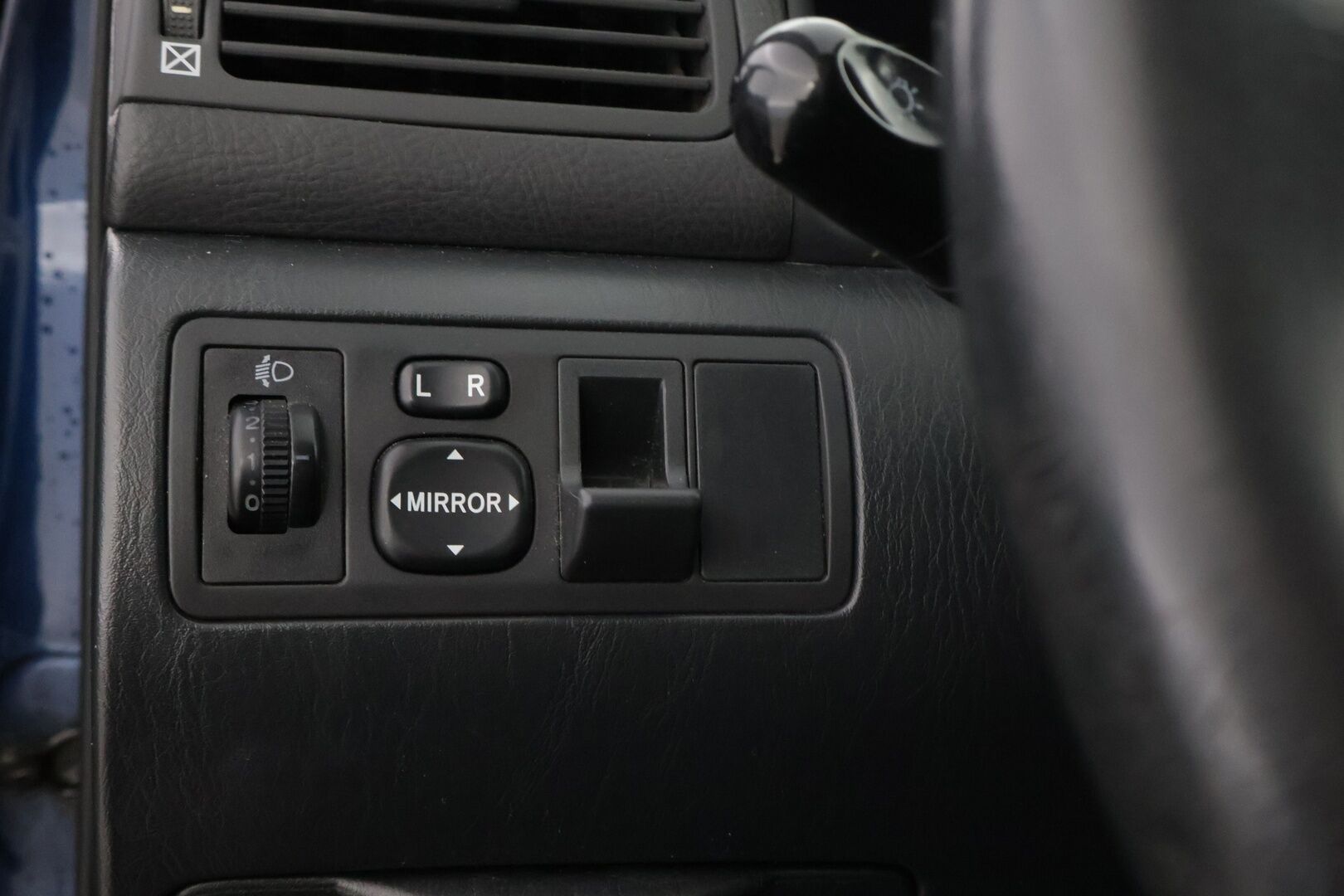 Toyota Corolla 2003 - YritysOutlet - Myydään vain yrityksille - – Tämä auto myydään YritysOutlet -valikoimasta vain yritykselle