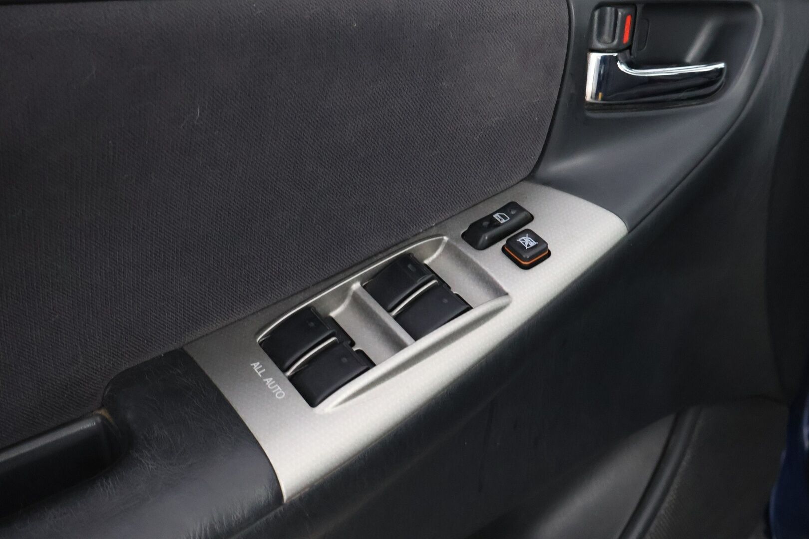 Toyota Corolla 2003 - YritysOutlet - Myydään vain yrityksille