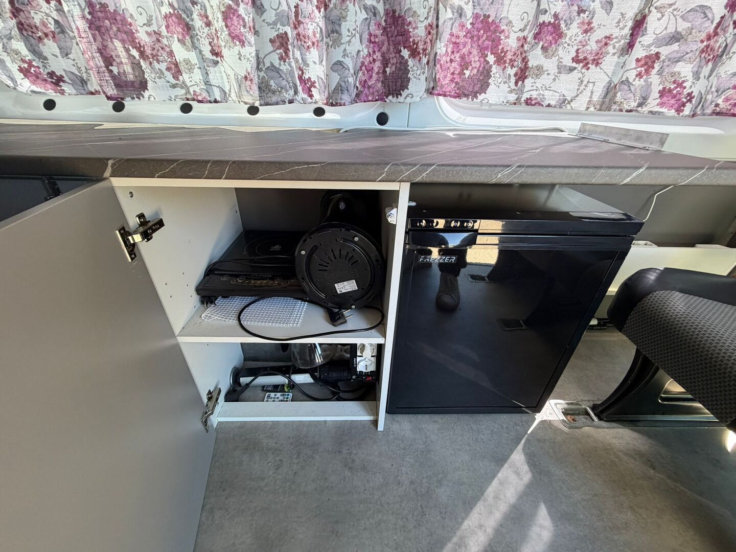 Mercedes-Benz Sprinter 2006 315 CDI Matkailuauto - Vetokoukku | Lohkolämmitin | Jääkaappi | Levitettävä laveri patjalle | Akkulaturi | Sähköpatteri | Invertteri | Pienet kilometrit | Huippukuntoinen!