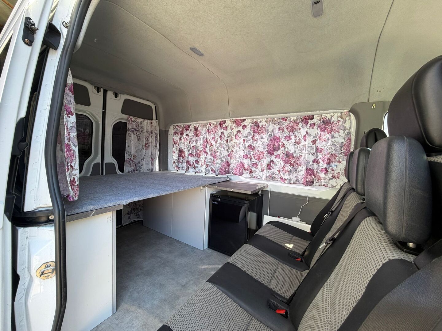 Mercedes-Benz Sprinter 2006 315 CDI Matkailuauto - Vetokoukku | Lohkolämmitin | Jääkaappi | Levitettävä laveri patjalle | Akkulaturi | Sähköpatteri | Invertteri | Pienet kilometrit | Huippukuntoinen!