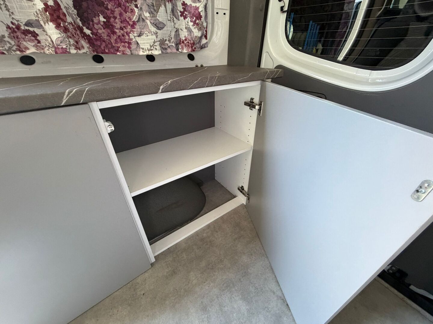 Mercedes-Benz Sprinter 2006 315 CDI Matkailuauto - Vetokoukku | Lohkolämmitin | Jääkaappi | Levitettävä laveri patjalle | Akkulaturi | Sähköpatteri | Invertteri | Pienet kilometrit | Huippukuntoinen!