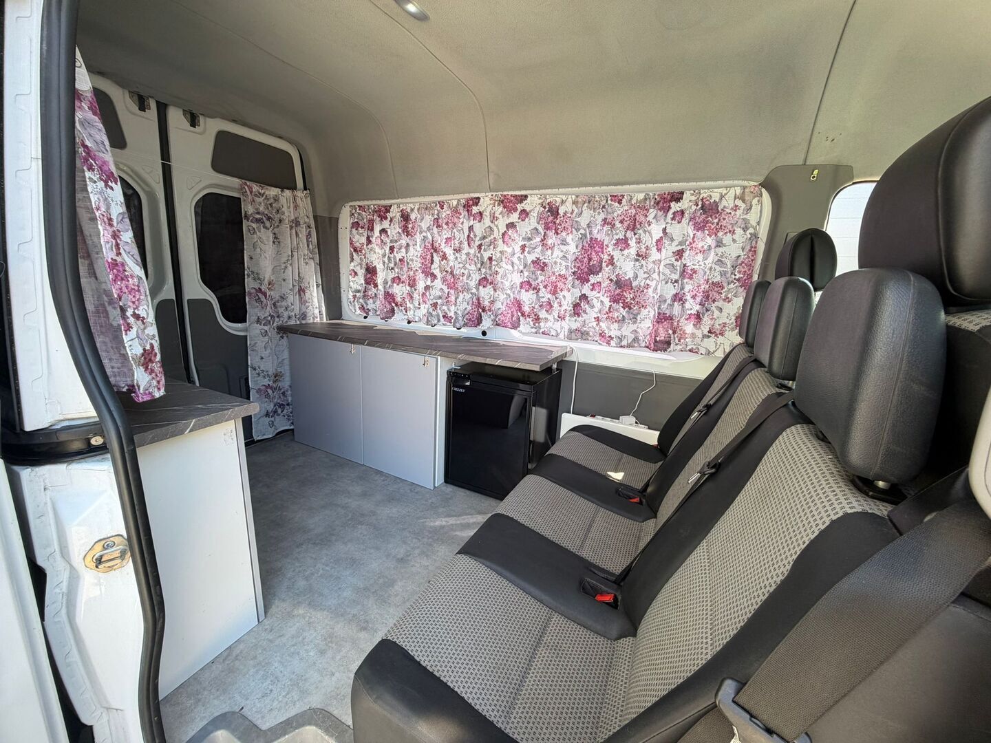 Mercedes-Benz Sprinter 2006 315 CDI Matkailuauto - Vetokoukku | Lohkolämmitin | Jääkaappi | Levitettävä laveri patjalle | Akkulaturi | Sähköpatteri | Invertteri | Pienet kilometrit | Huippukuntoinen!