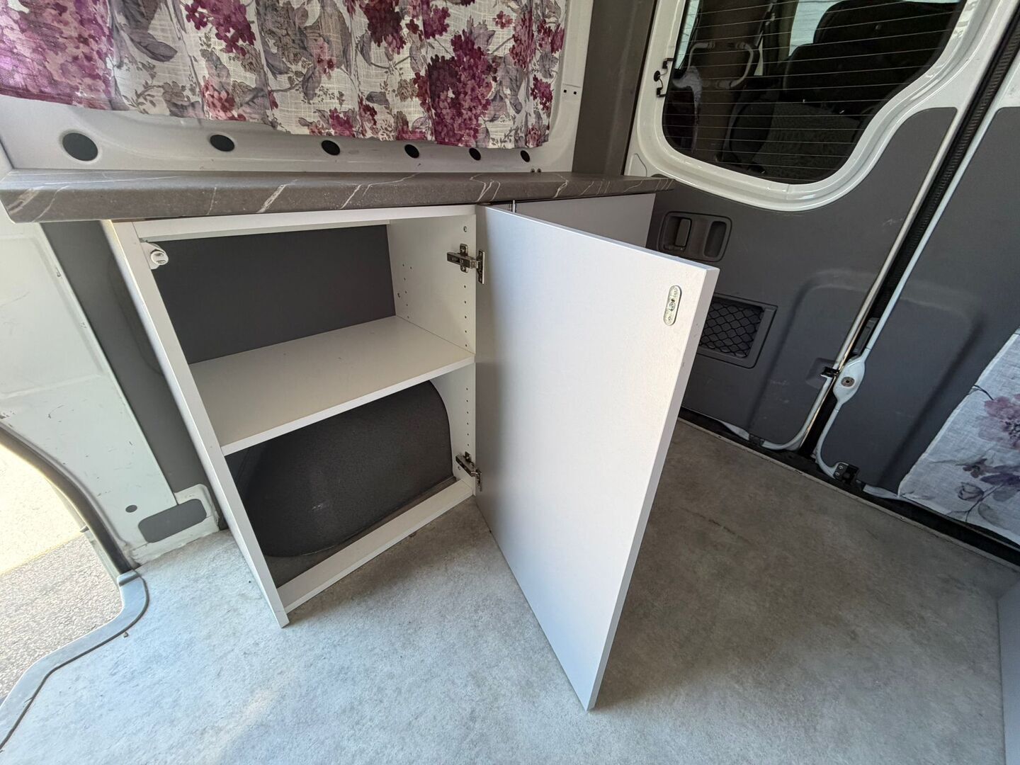 Mercedes-Benz Sprinter 2006 315 CDI Matkailuauto - Vetokoukku | Lohkolämmitin | Jääkaappi | Levitettävä laveri patjalle | Akkulaturi | Sähköpatteri | Invertteri | Pienet kilometrit | Huippukuntoinen!
