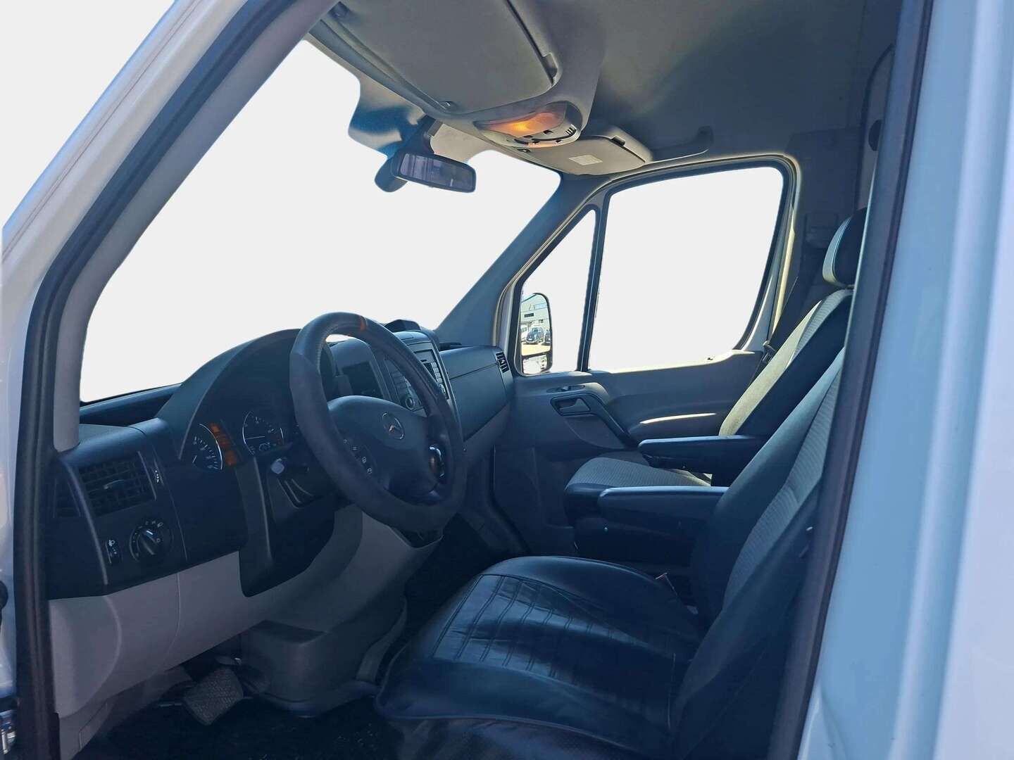 Mercedes-Benz Sprinter 2006 315 CDI Matkailuauto - Vetokoukku | Lohkolämmitin | Jääkaappi | Levitettävä laveri patjalle | Akkulaturi | Sähköpatteri | Invertteri | Pienet kilometrit | Huippukuntoinen!