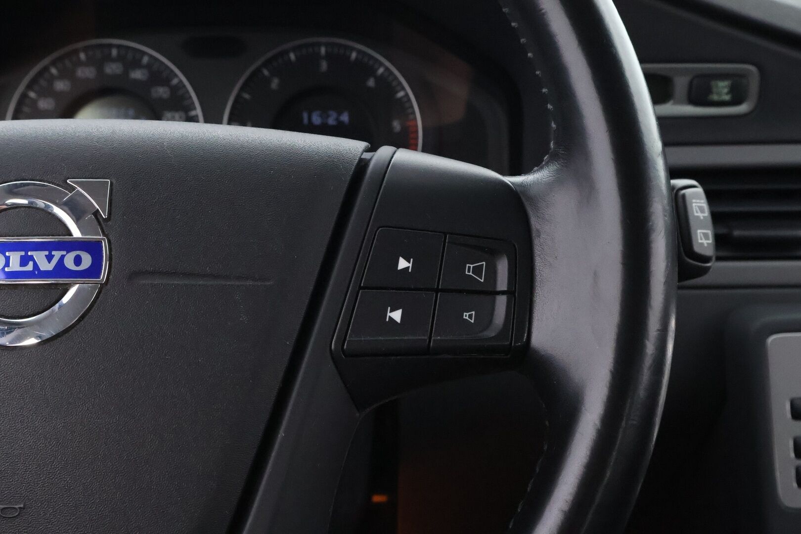 Volvo V70 2010 2,4D Kinetic aut - Suomiauto | Webasto | Puolinahkasisusta | Vakkari | Lohkolämmitin | Jakopää juuri tehty | Siisti!