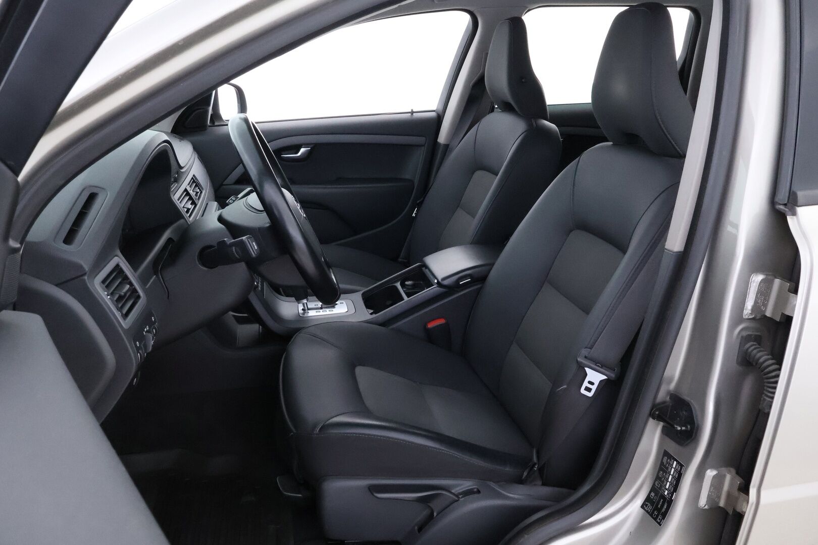 Volvo V70 2010 2,4D Kinetic aut - Suomiauto | Webasto | Puolinahkasisusta | Vakkari | Lohkolämmitin | Jakopää juuri tehty | Siisti!