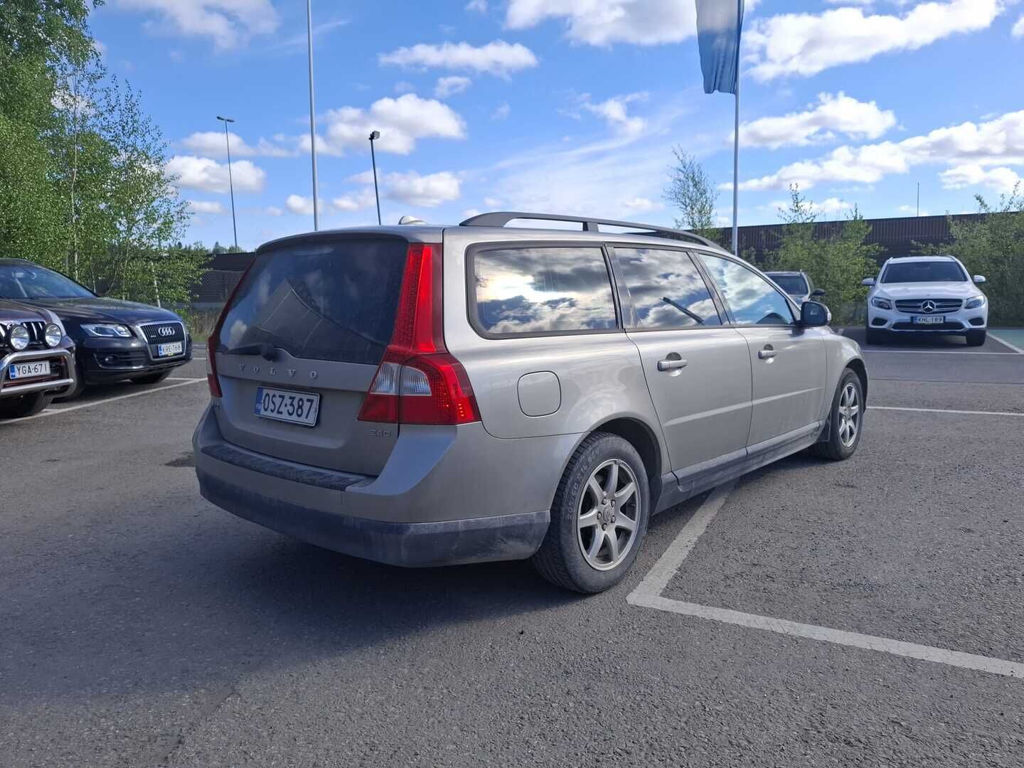 Volvo V70 2010 2,4D Kinetic aut - Suomi-auto | Webasto | Vakionopeudensäädin | 2x-renkaat | Särmä huoltokirja | Jakopää uusittu!
