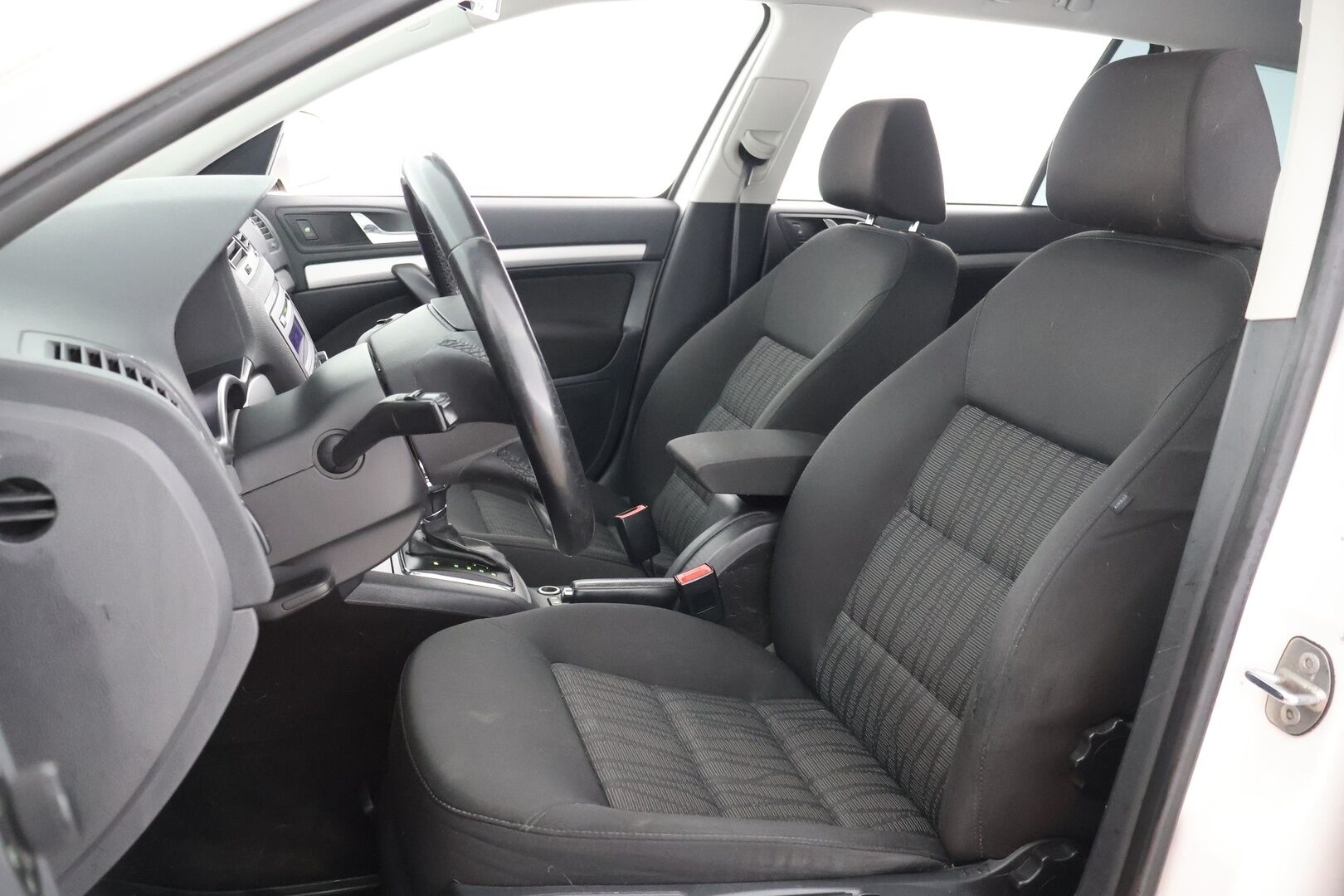 Skoda Octavia 2010 Combi 1,6 TDI CR DPF Elegance DSG Autom. - - TÄMÄ AUTO MYYDÄÄN HUUTOKAUPAT.COM SIVUSTOLLA - KORKO VAIN 3,99 %