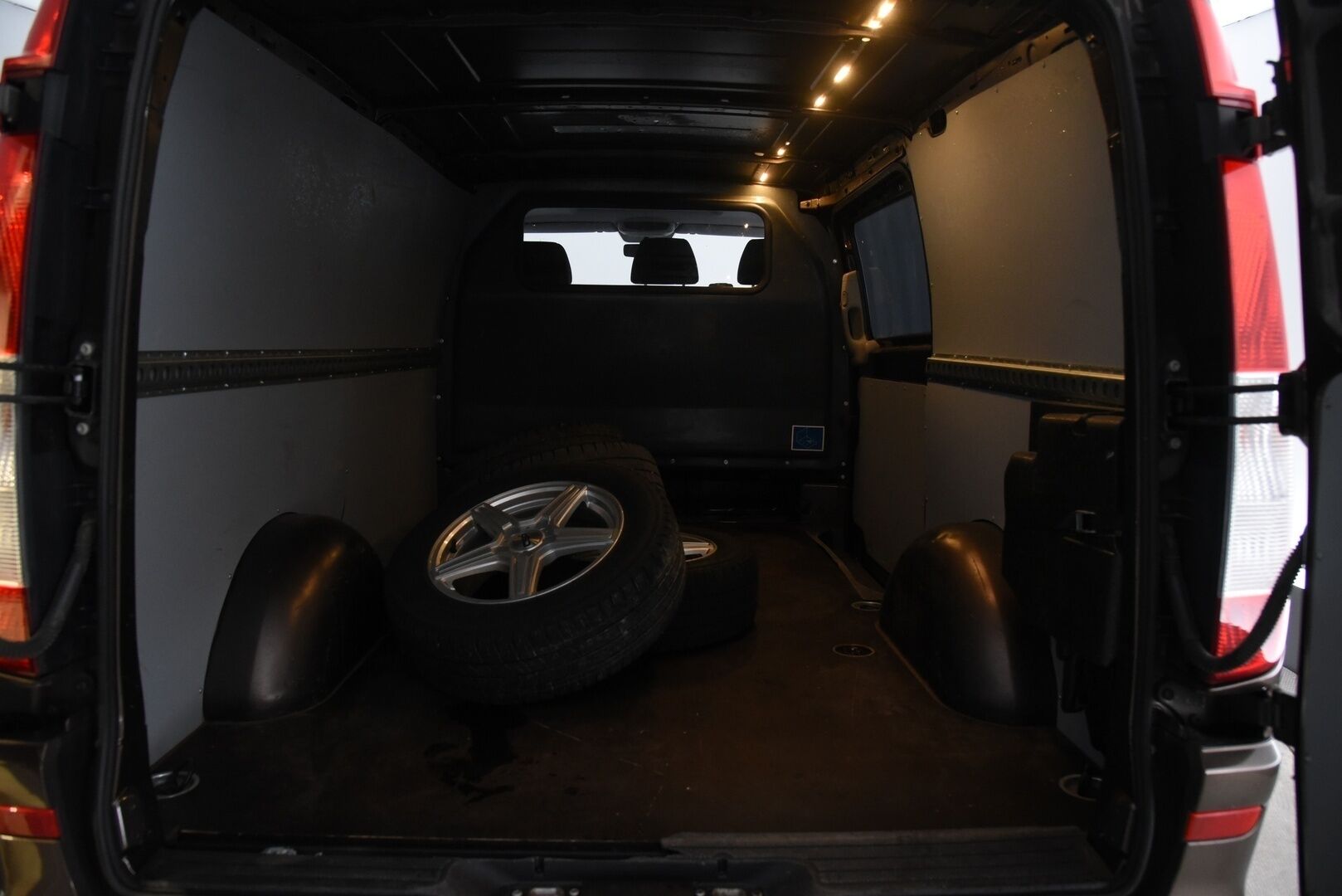 Mercedes-Benz Vito 2012 116CDI 4x4-3,05/32K keskipitkä A2 A** Xenon / Koukku / Vakkari / Suomi-auto - *Karjarauta / Kylkiputket / 2x renkaat&alumiinivanteet*