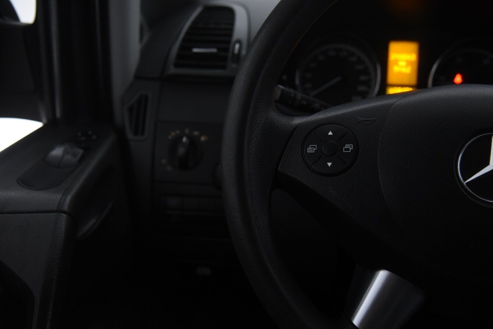 Mercedes-Benz Vito 2012 116CDI 4x4-3,05/32K keskipitkä A2 A** Xenon / Koukku / Vakkari / Suomi-auto - *Karjarauta / Kylkiputket / 2x renkaat&alumiinivanteet*