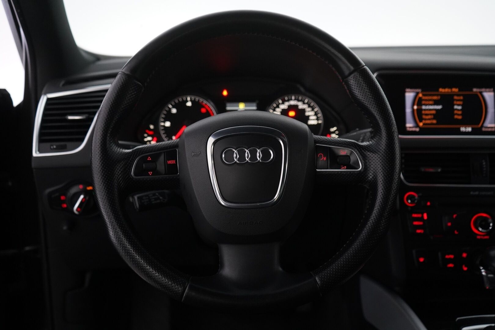 Audi Q5 2012 2,0 TDI quattro S tronic Offroad edition  *Webasto / Koukku / Vakkari / Nahka-alcantara / Musta - Suomi-auto / viimeisin huolto 08/25 / Jakopää 10/24! / Kaksoismassa vauhtipyörä 182tkm! 